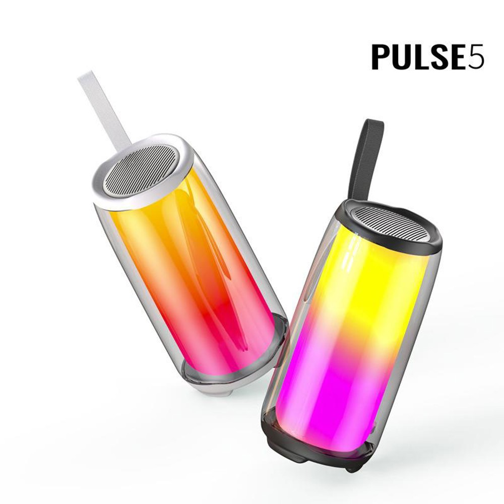 İki silindirik hoparlör, gradyan aydınlatmalı, biri turuncu, diğeri pembe ve sarı. Üzerlerinde PULSE5 yazısı var.
