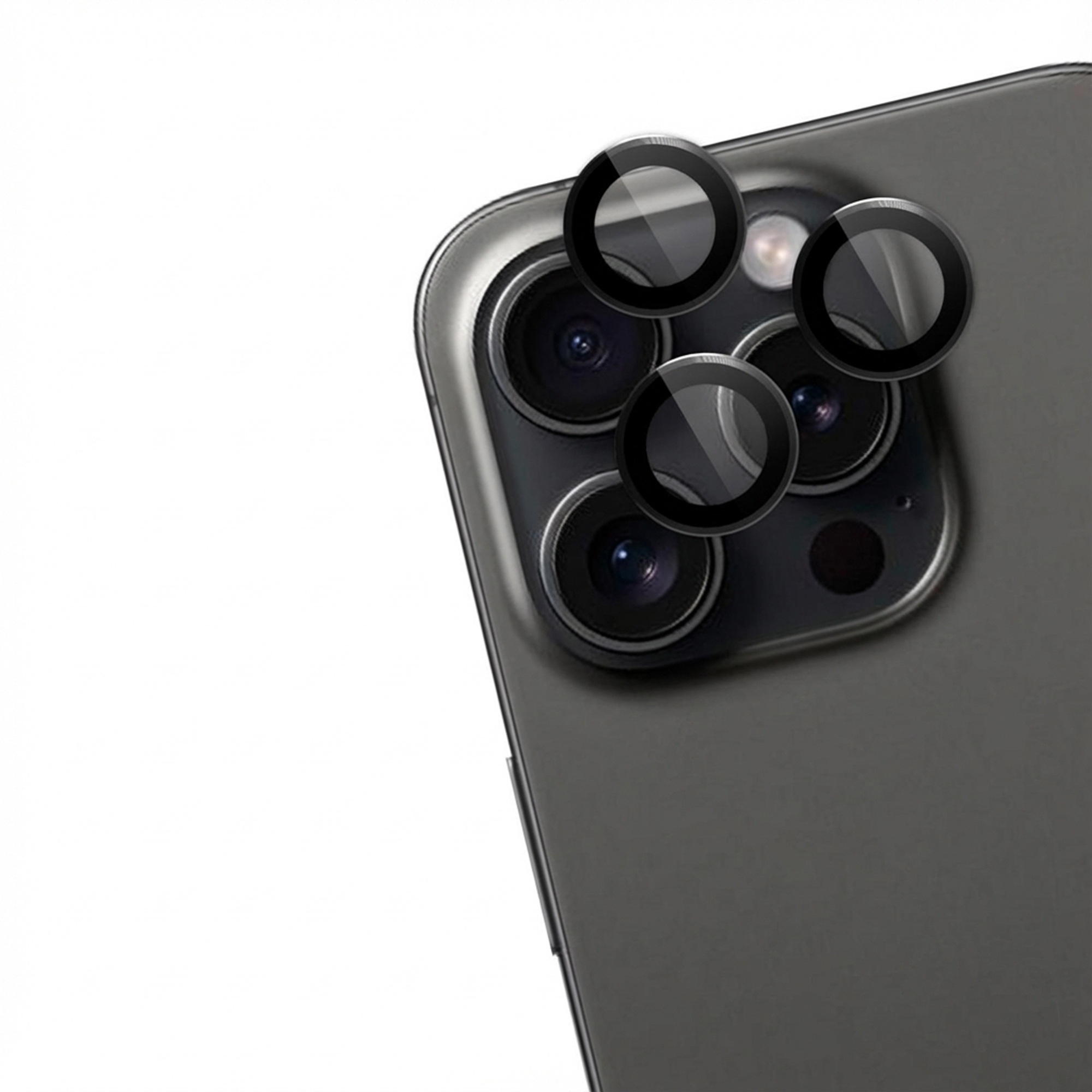 Un smartphone avec des protections d'objectif. Le téléphone est gris foncé. Les protections sont noires et circulaires.