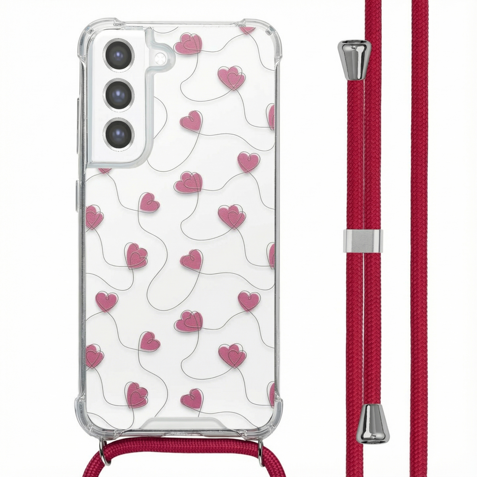 Een telefoonhoesje met een roze hartjespatroon en een rood koord met zilveren accenten. De telefoon heeft drie camera's.