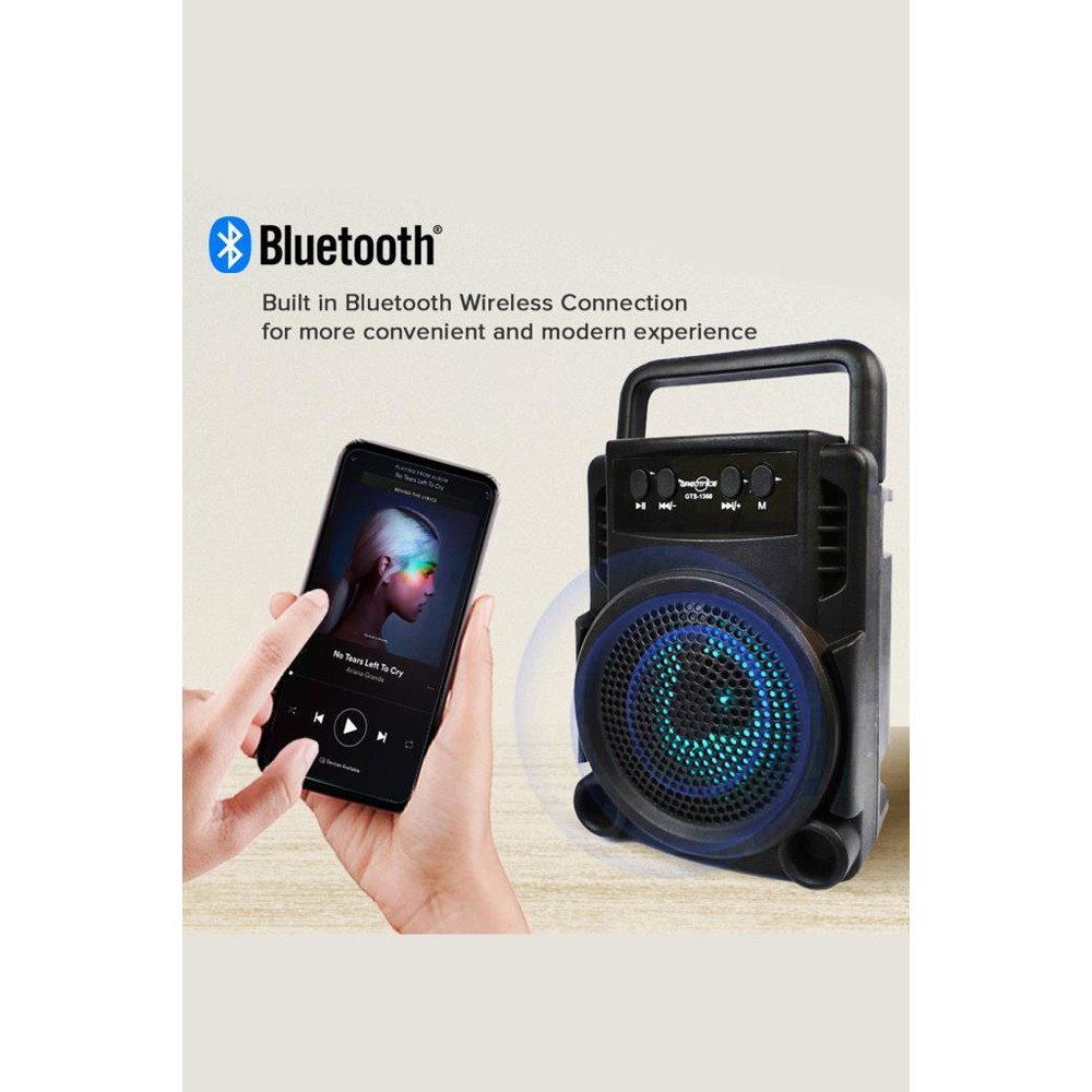 Bir el, müzik çalan bir telefonu, mavi ışıklı siyah bir hoparlöre bağlar. Üstte Bluetooth logosu.