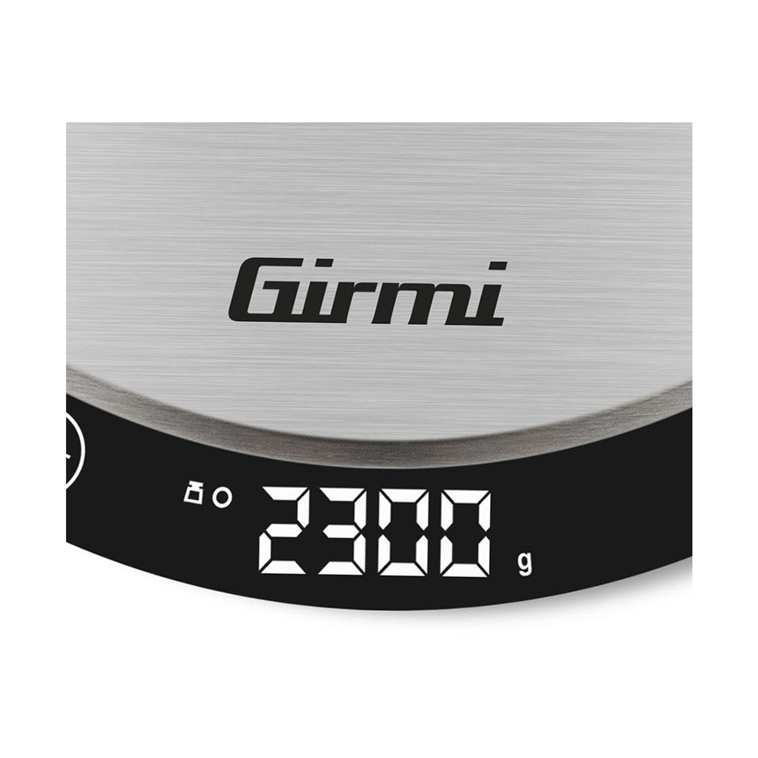 Eine digitale Küchenwaage von Girmi zeigt 2300g. Sie hat ein schwarzes Display mit weißen Ziffern, eine silberne Oberseite und den Markennamen.