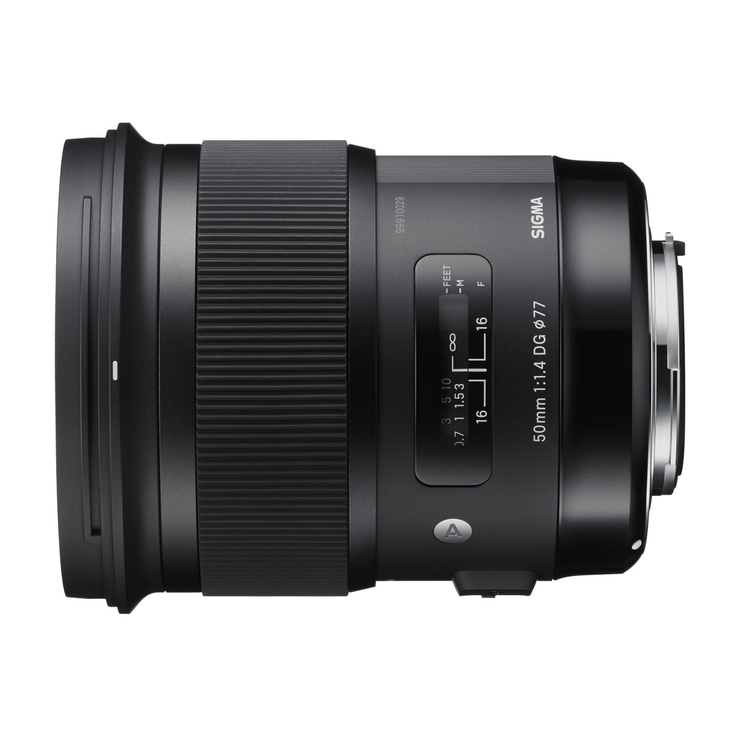 Un obiettivo Sigma 50mm 1:1.4 DG nero. Ha ghiere di messa a fuoco e apertura. L'obiettivo è su sfondo bianco.