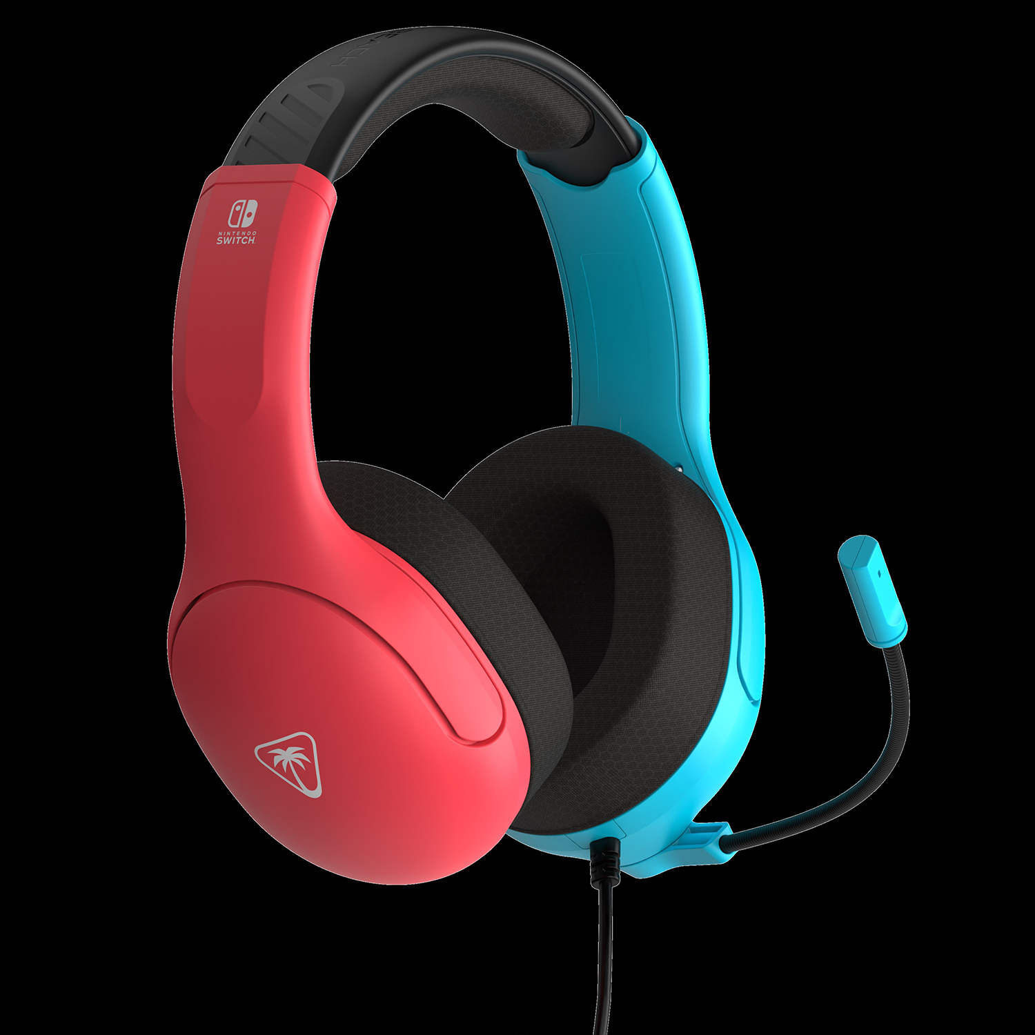 Een rood en blauw Nintendo Switch headset met een zwarte microfoon en kabel, tegen een zwarte achtergrond.