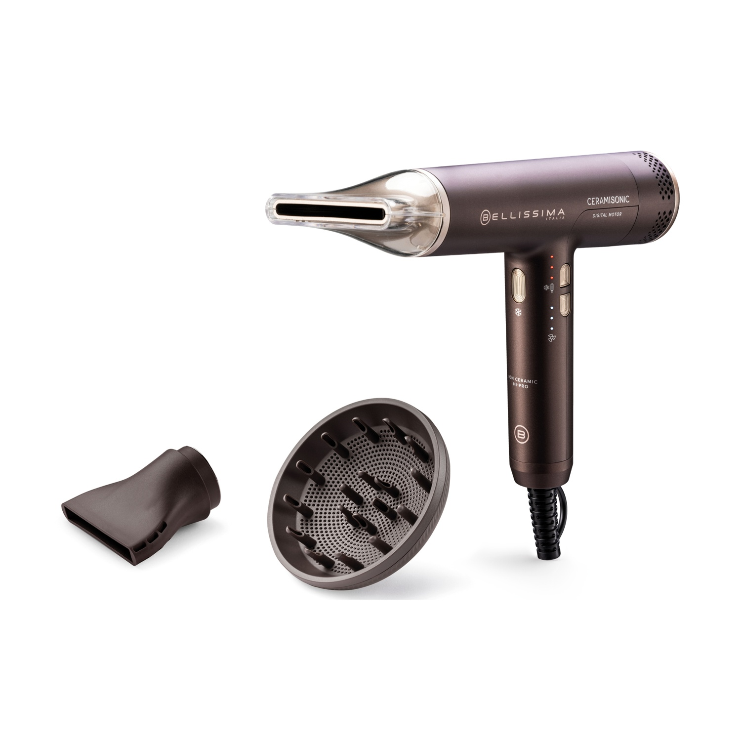 Ciemnobrązowa suszarka do włosów z nasadkami, w tym dyszą i dyfuzorem, na białym tle.