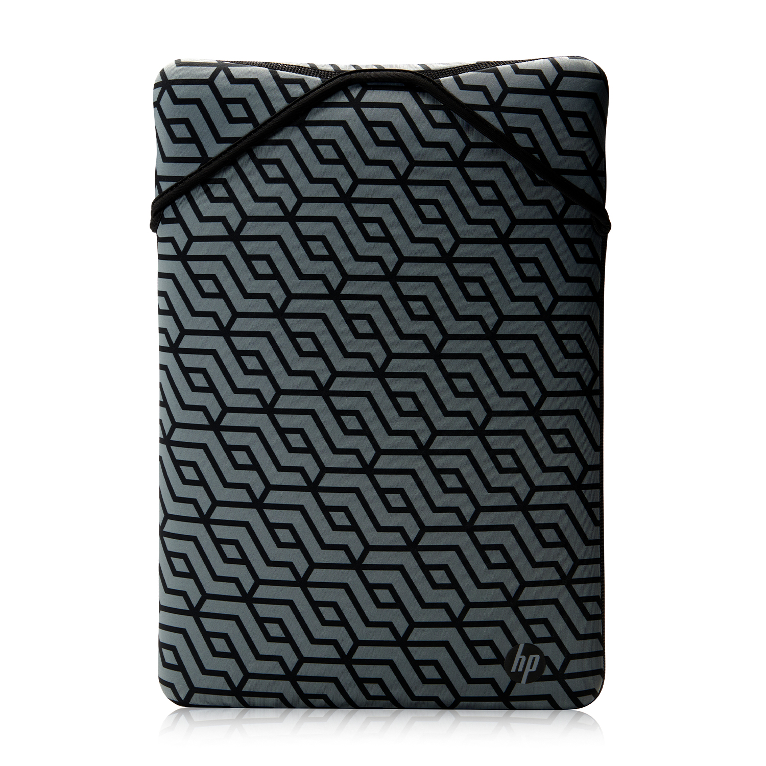 Una funda gris para portátil con un patrón geométrico negro. El logotipo de HP está en la parte inferior derecha. Una banda elástica negra asegura la parte superior.