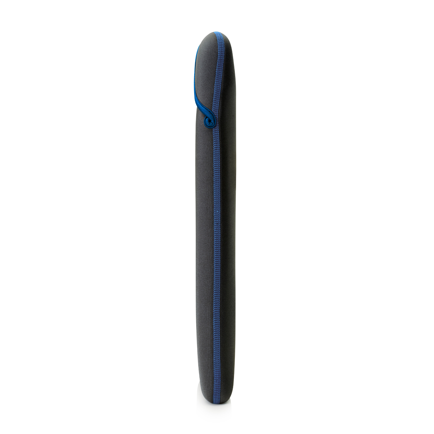 Una funda gris para tableta con ribete azul. La funda está de pie sobre un fondo blanco.