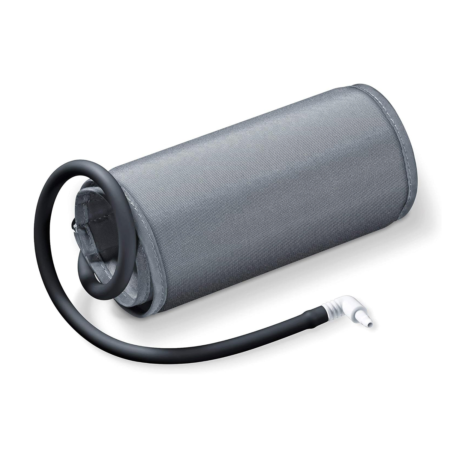 Eine graue Blutdruckmanschette, aufgerollt, mit einem schwarzen Schlauch und einem weißen Anschluss auf weißem Untergrund.