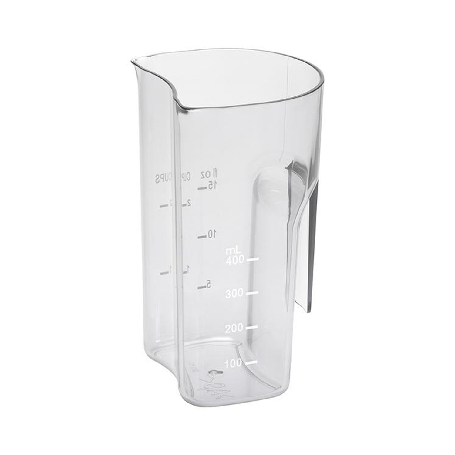 Przezroczysty plastikowy kubek z miarką stoi prosto. Ma uchwyt, miarki w ml i jest pusty. Tło jest białe.