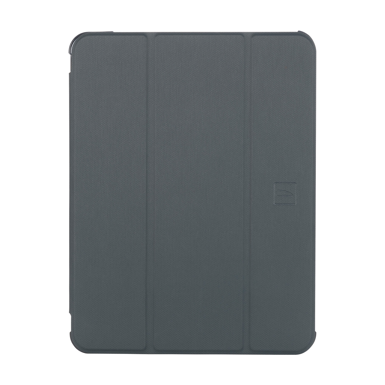 Una funda gris para tableta con superficie texturizada, plegada. Tiene un logotipo en la esquina inferior derecha.