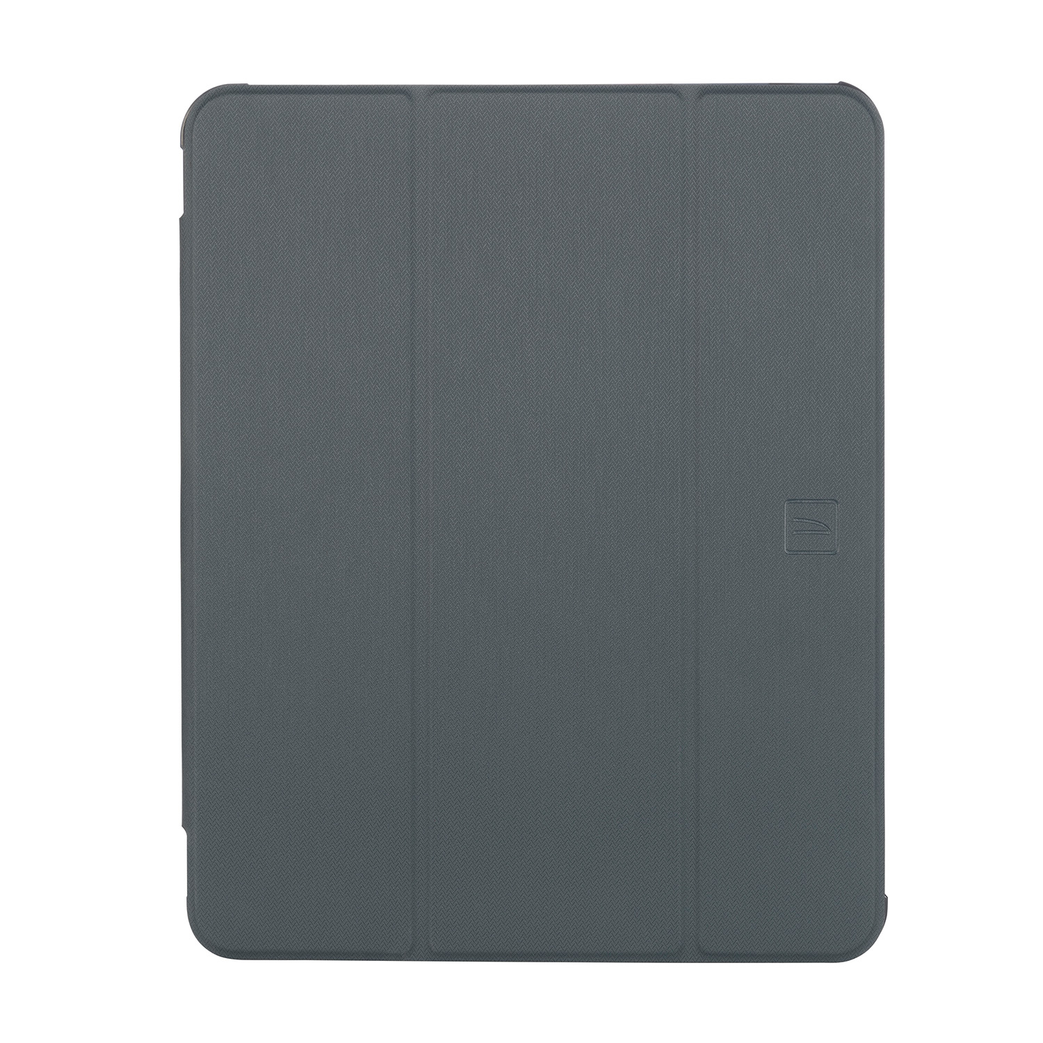 Una funda gris para tableta con superficie texturizada, plegada en tres partes y un pequeño logotipo en el lado derecho. El fondo es blanco.