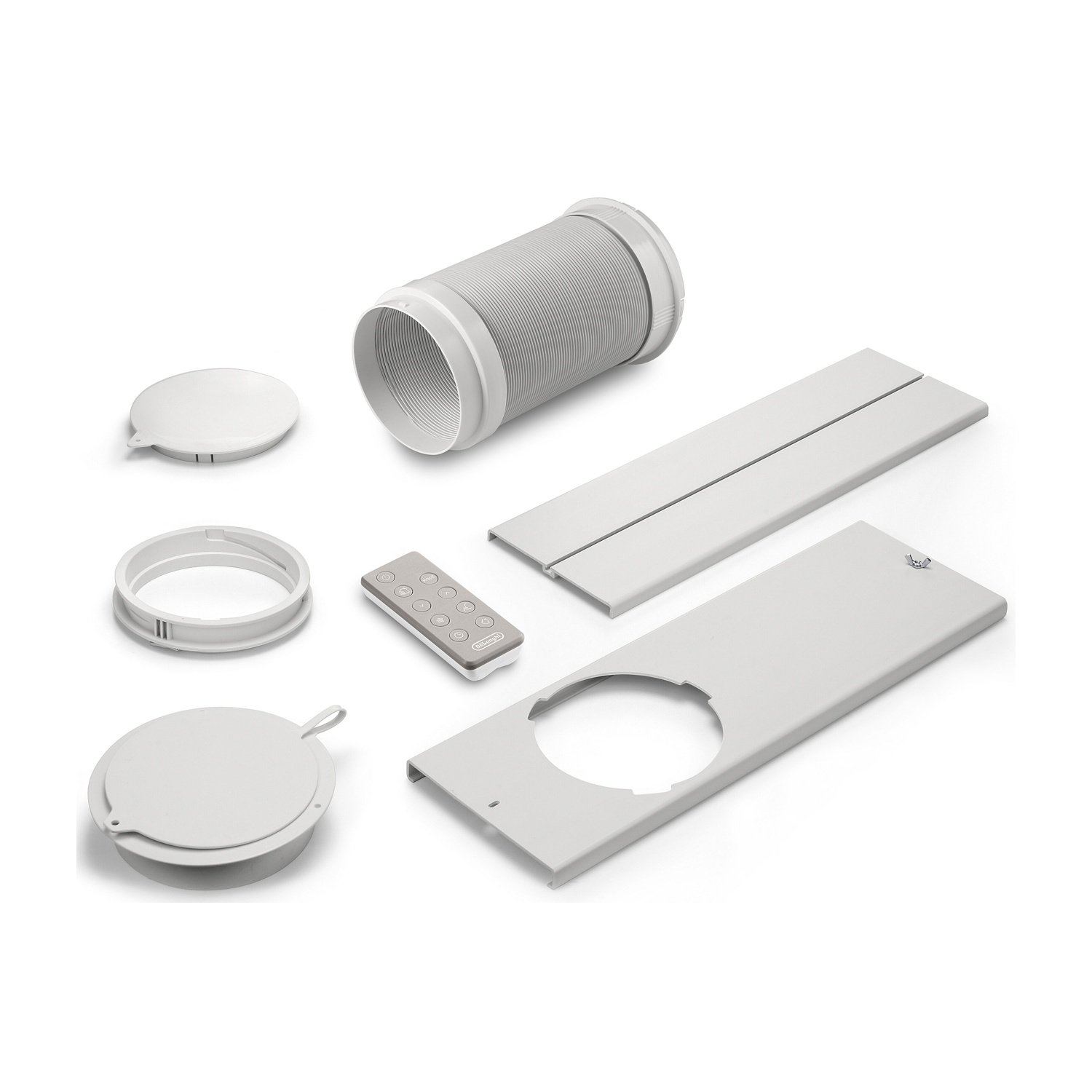 Un assortiment de pièces blanches de climatiseur est disposé sur une surface blanche, comprenant un tuyau, une télécommande et divers couvercles.