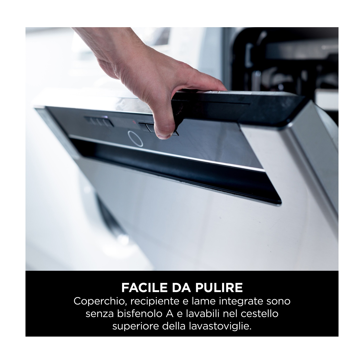 Una mano apre la porta di una lavastoviglie, rivelando l'interno. Il testo 'FACILE DA PULIRE' e un testo descrittivo sono in basso.