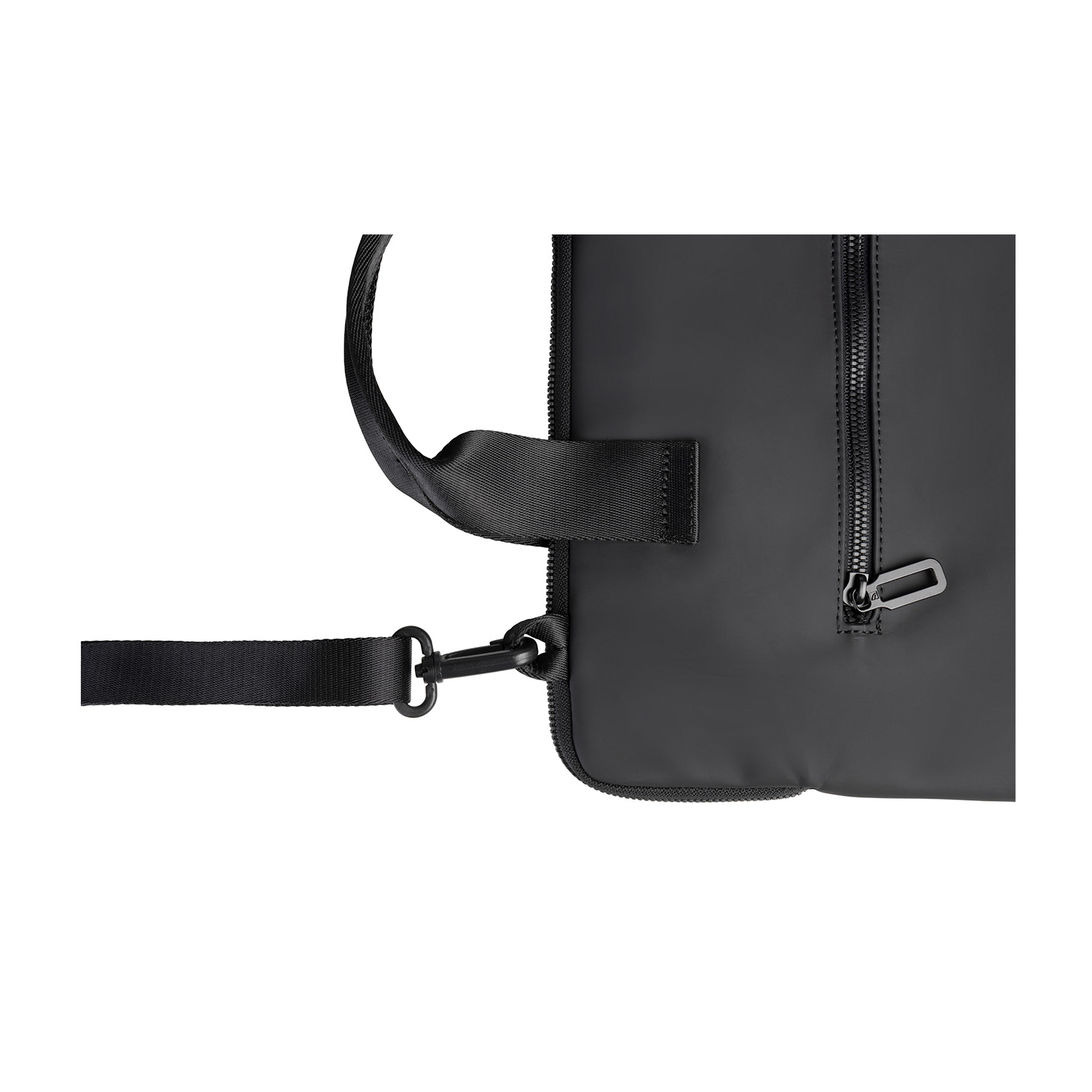 Primo piano di una borsa nera con cerniera e cinturino. Un fermaglio metallico collega il cinturino alla borsa. Sfondo bianco.
