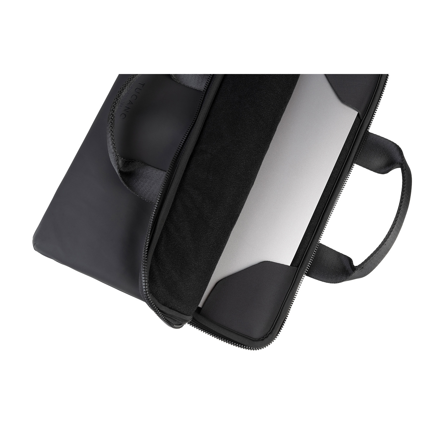 Una custodia nera per laptop è parzialmente aperta, rivelando un laptop argentato. La custodia ha una maniglia e una cerniera. Sfondo bianco.