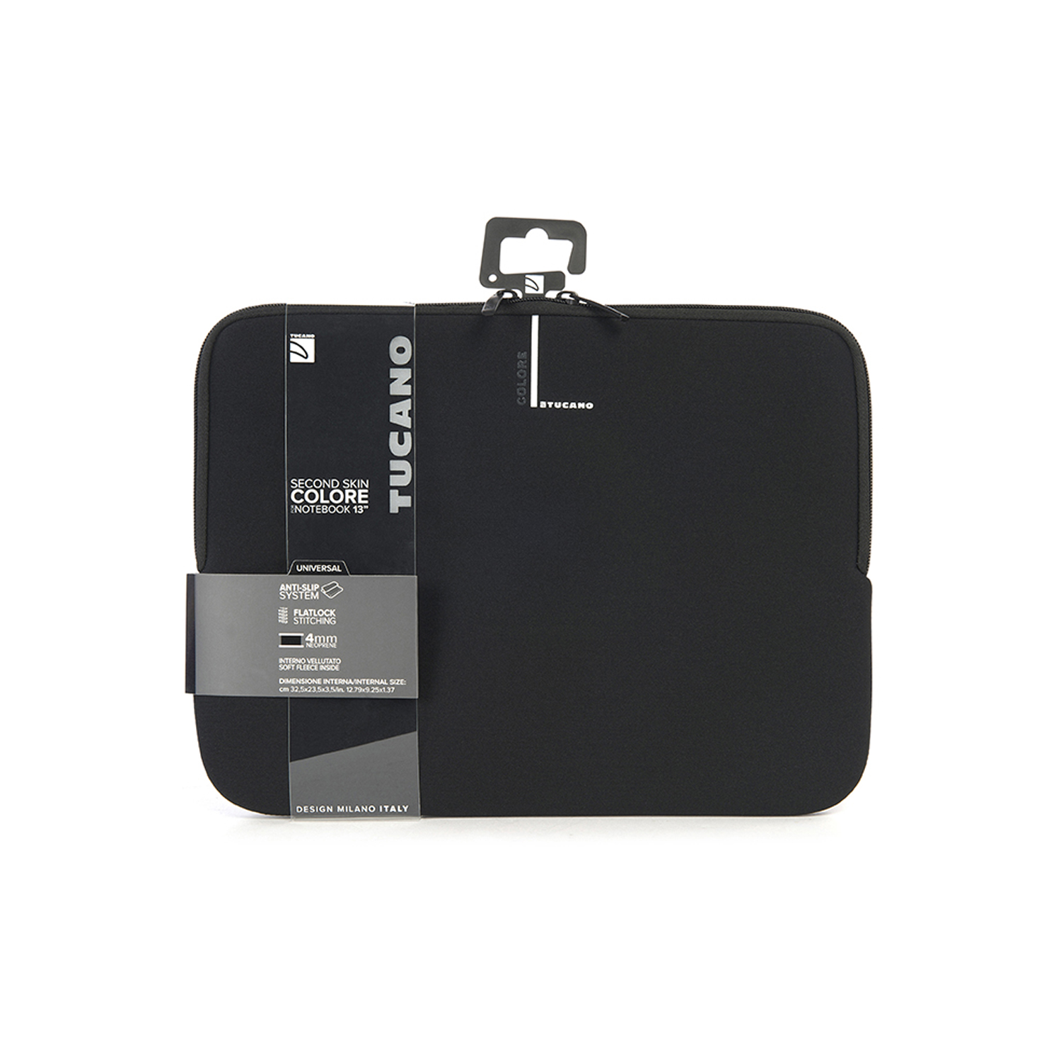 Eine schwarze Tucano Colore Laptoptasche mit Reißverschluss und Anhänger. Text enthält 'Second Skin' und 'Notebook 13'.
