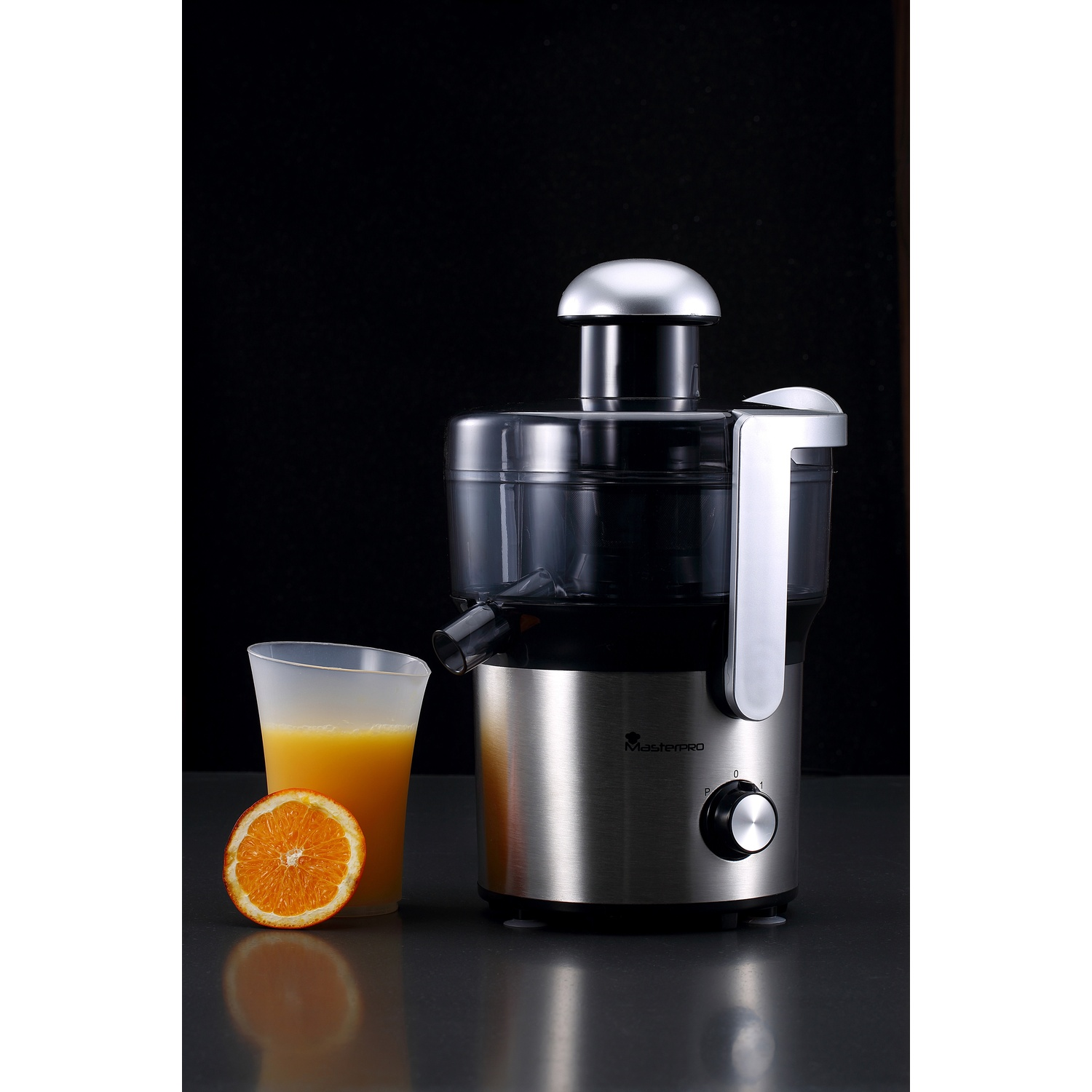 Una exprimidora con un vaso de zumo de naranja y una rodaja de naranja. La exprimidora es plateada y negra, con un dial y un logotipo de Masterpro.