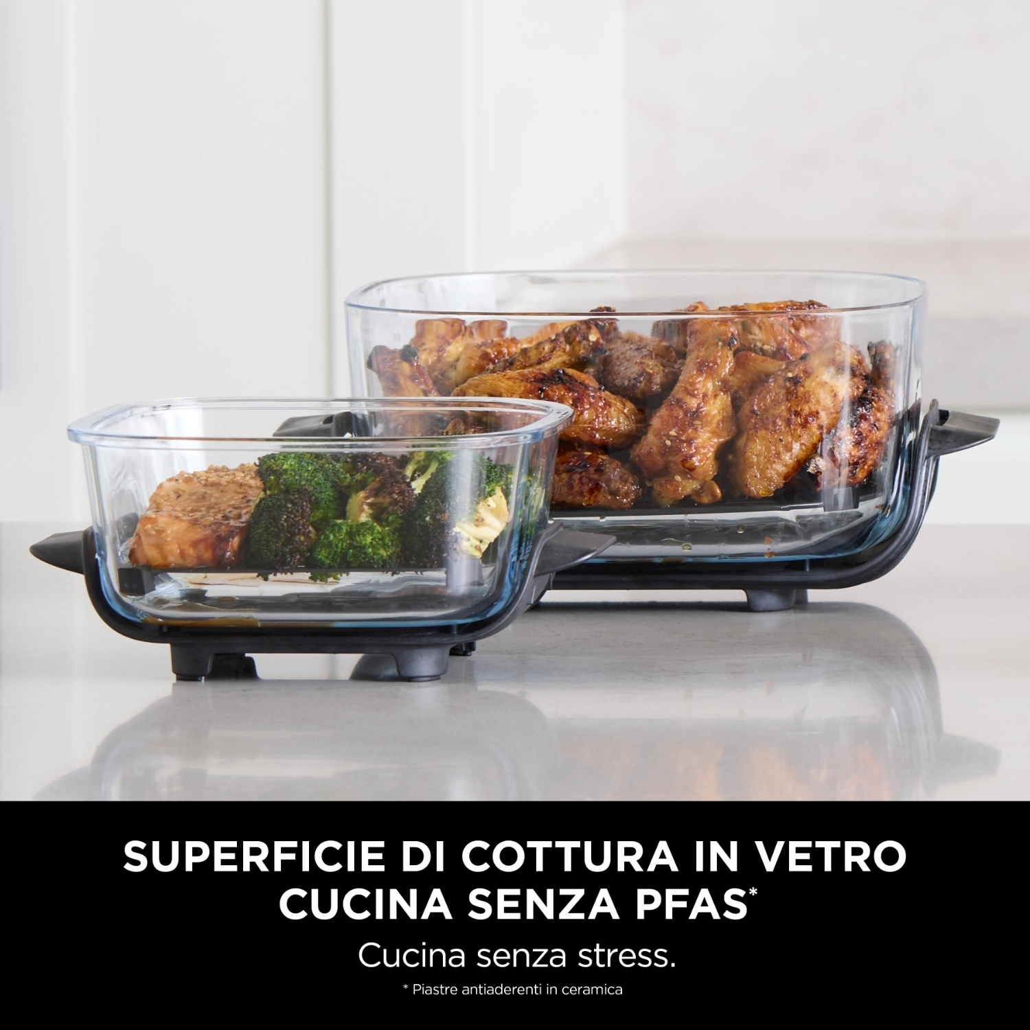 Dwa szklane naczynia wypełnione jedzeniem. Jedno ze skrzydełkami kurczaka, drugie z łososiem i brokułami. Tekst na dole.