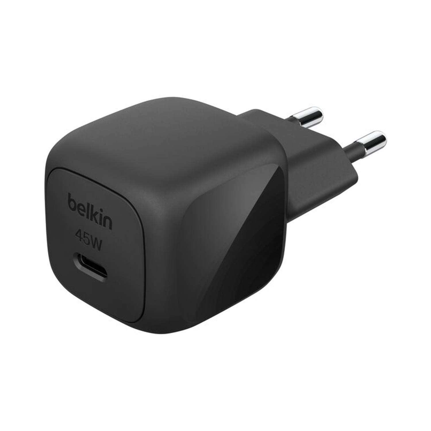 Ein schwarzes Belkin 45W USB-C-Ladegerät. Es hat einen USB-C-Anschluss, zwei silberne Stifte und das Belkin-Logo.