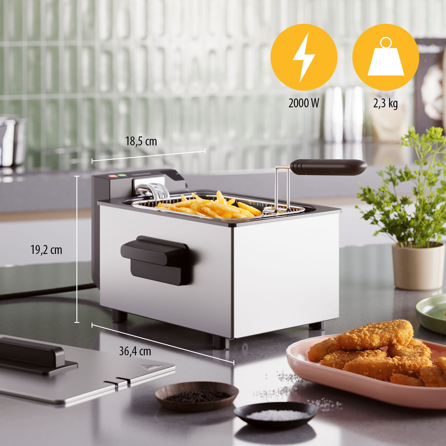 Una friggitrice in acciaio inossidabile con patatine fritte all'interno, dimensioni indicate. Nuggets, piccole ciotole di sale e pepe su una superficie.