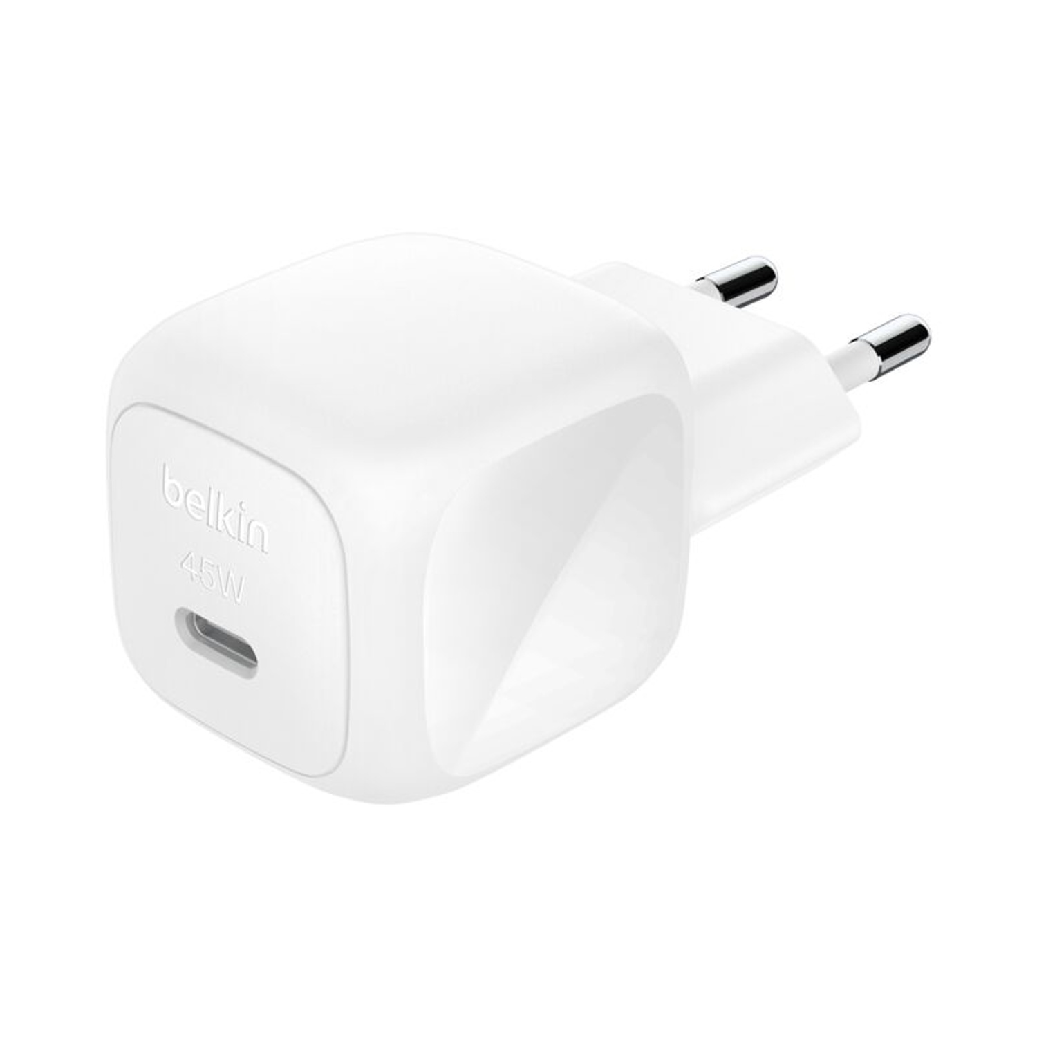 Ein weißes Belkin 45W USB-C-Ladegerät. Es hat zwei silberne Stifte zum Einstecken in eine Steckdose und einen USB-C-Anschluss.