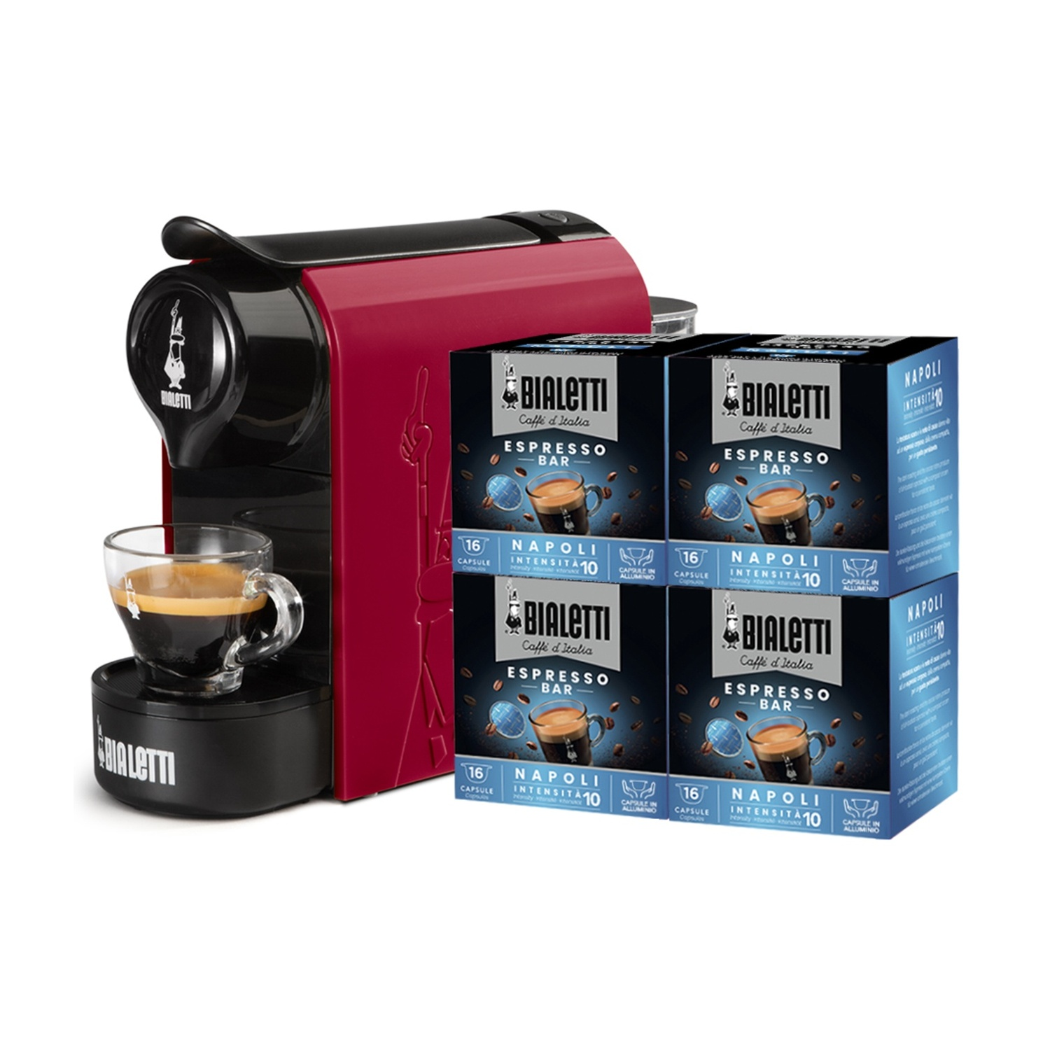 Una macchina per l'espresso con una tazza di caffè in vetro e quattro scatole di capsule per espresso Bialetti.