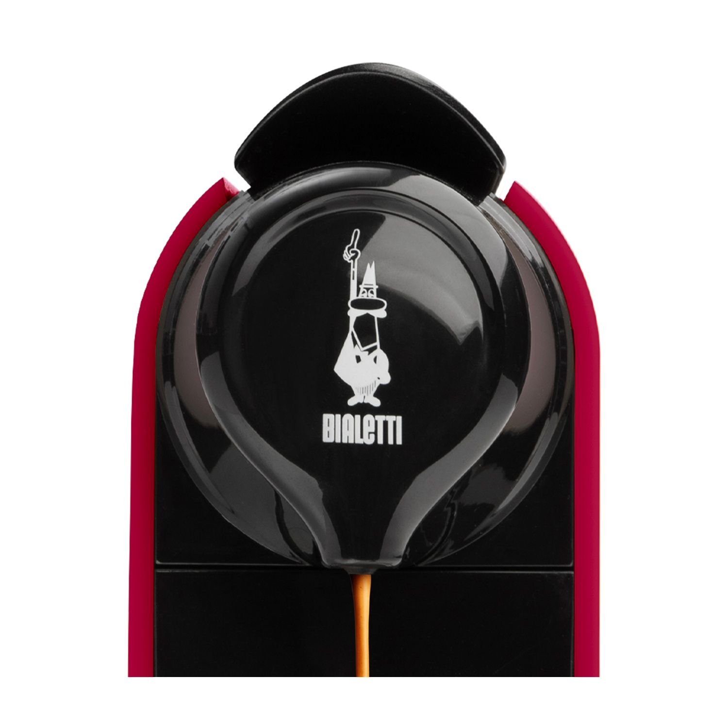 Primo piano di una macchina da caffè nera e rossa. Ha un logo Bialetti e il caffè sta uscendo.