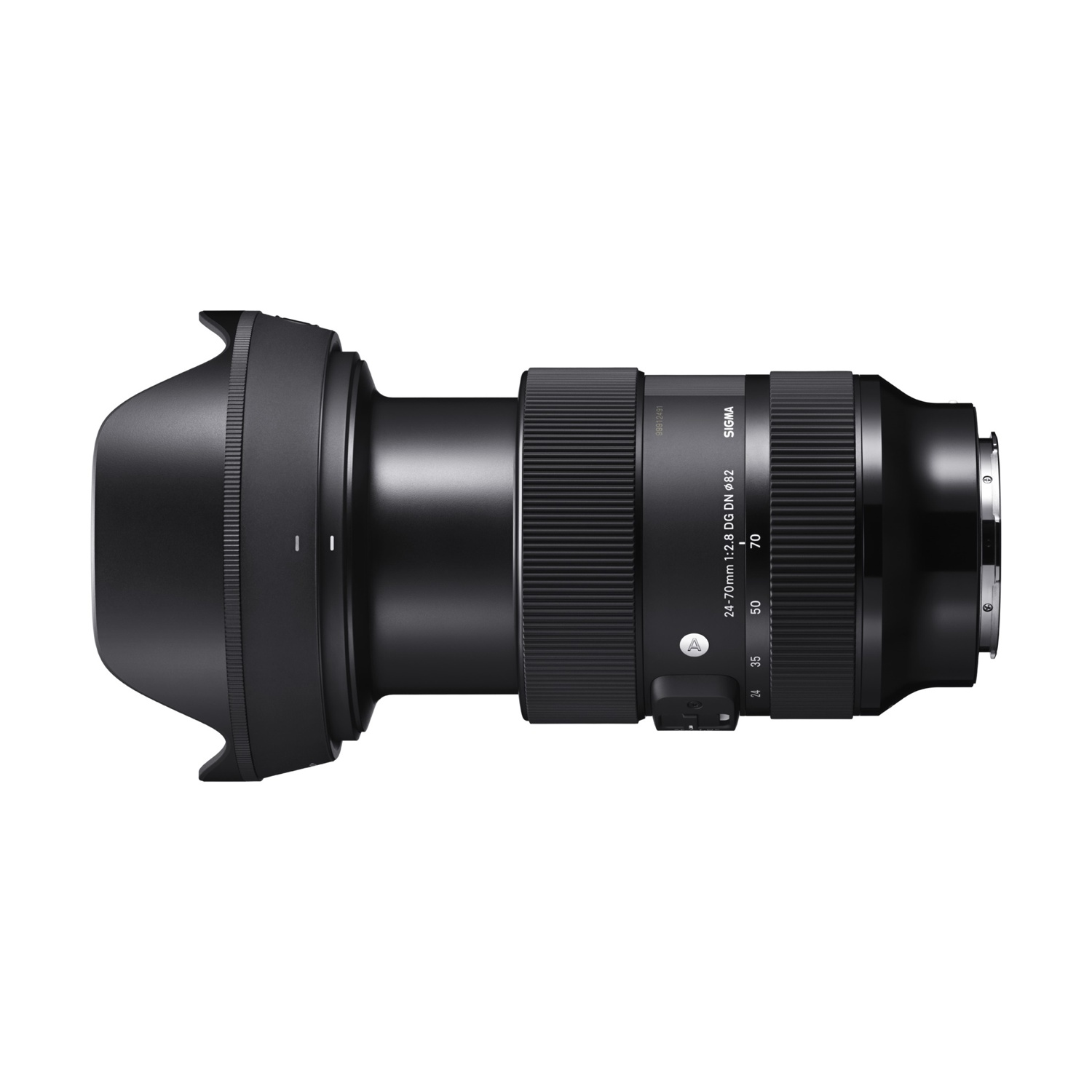 Un objetivo Sigma 24-70mm f/2.8 DG DN ø82 negro, con parasol, se encuentra horizontalmente sobre un fondo blanco.