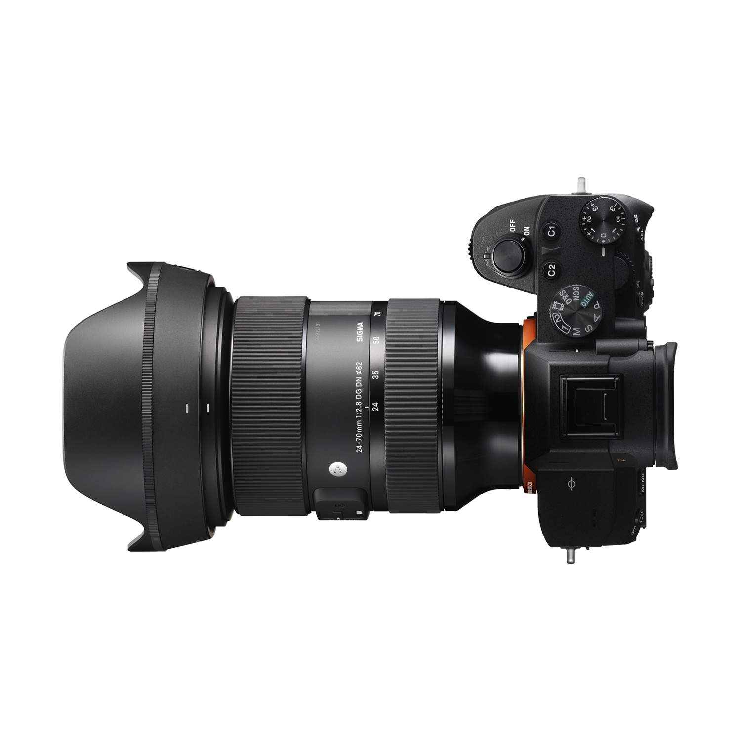 Una cámara negra con un objetivo adjunto, en ángulo lateral. El objetivo está etiquetado como 'SIGMA 24-70mm'. Se ven los botones de la cámara.
