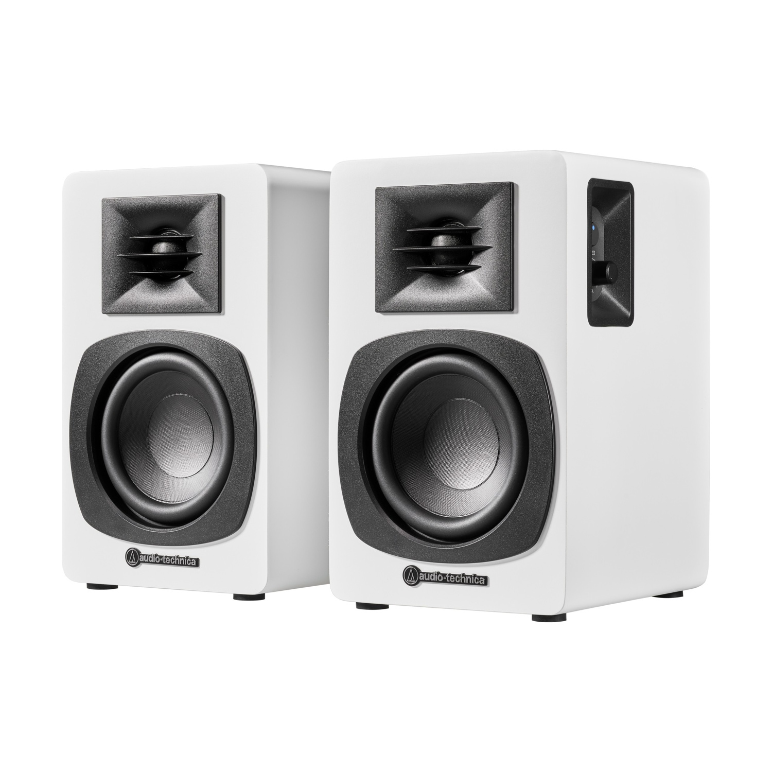 Dwa białe głośniki Audio-Technica. Każdy ma czarny głośnik, głośnik wysokotonowy i logo Audio-Technica. Jeden głośnik ma elementy sterujące.