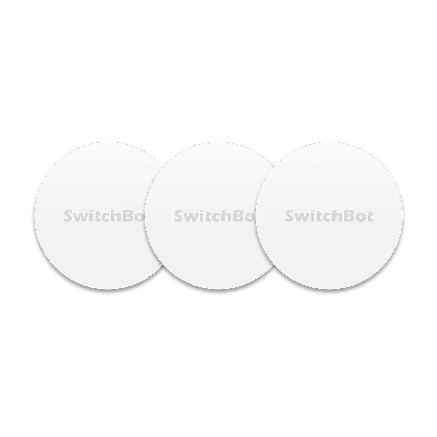 Tres pegatinas circulares blancas de SwitchBot. Cada una tiene texto SwitchBot gris. El fondo es blanco.