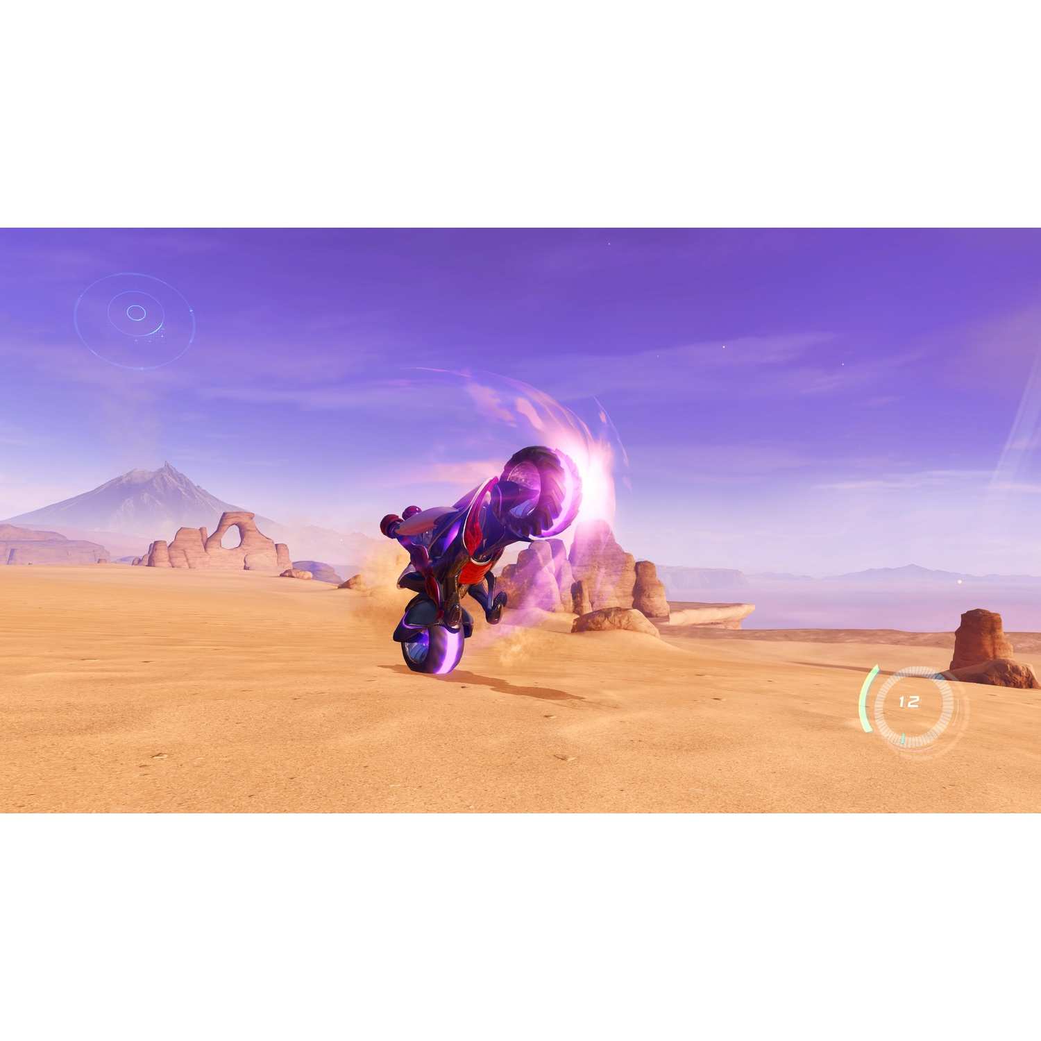 Un vehículo futurista hace un caballito en un paisaje desértico. Energía morada rodea el vehículo. Montañas y arcos en el fondo.