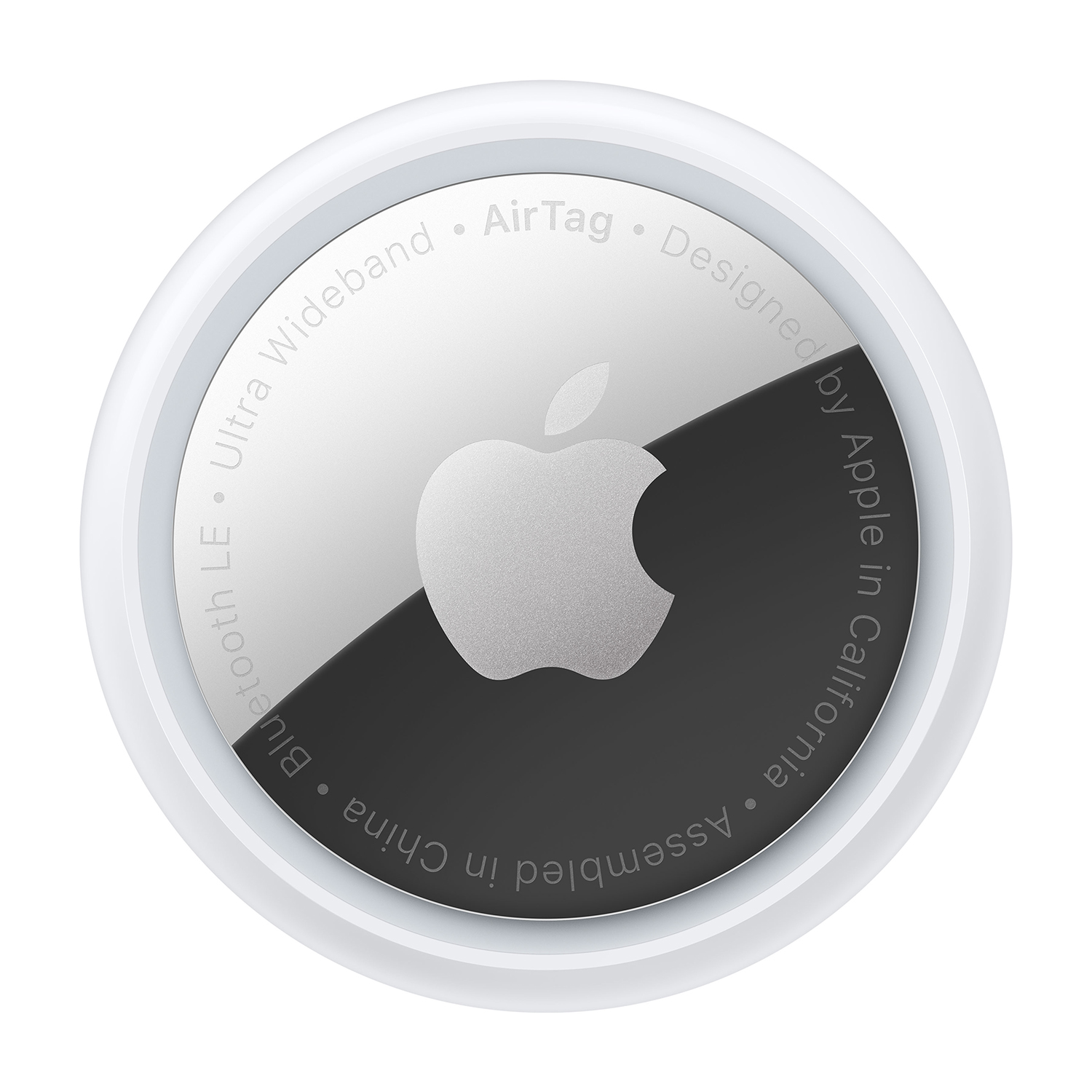Biały AirTag ze srebrnym logo Apple i czarnym spodem. Tekst brzmi 'Ultra Wideband' i 'Assembled in China'.