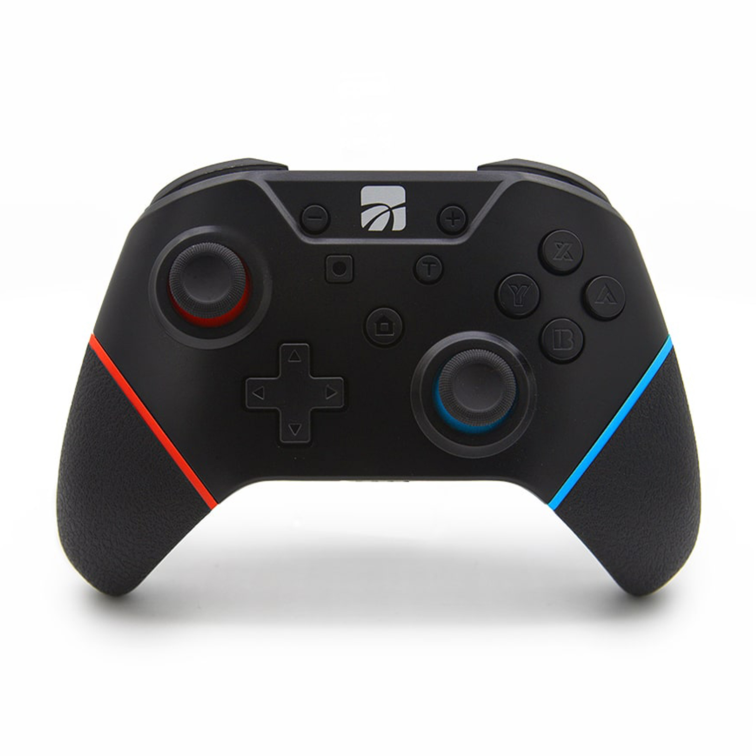 Een zwarte gamecontroller met rode en blauwe accenten. Het heeft knoppen, analoge sticks en een D-pad op een witte achtergrond.
