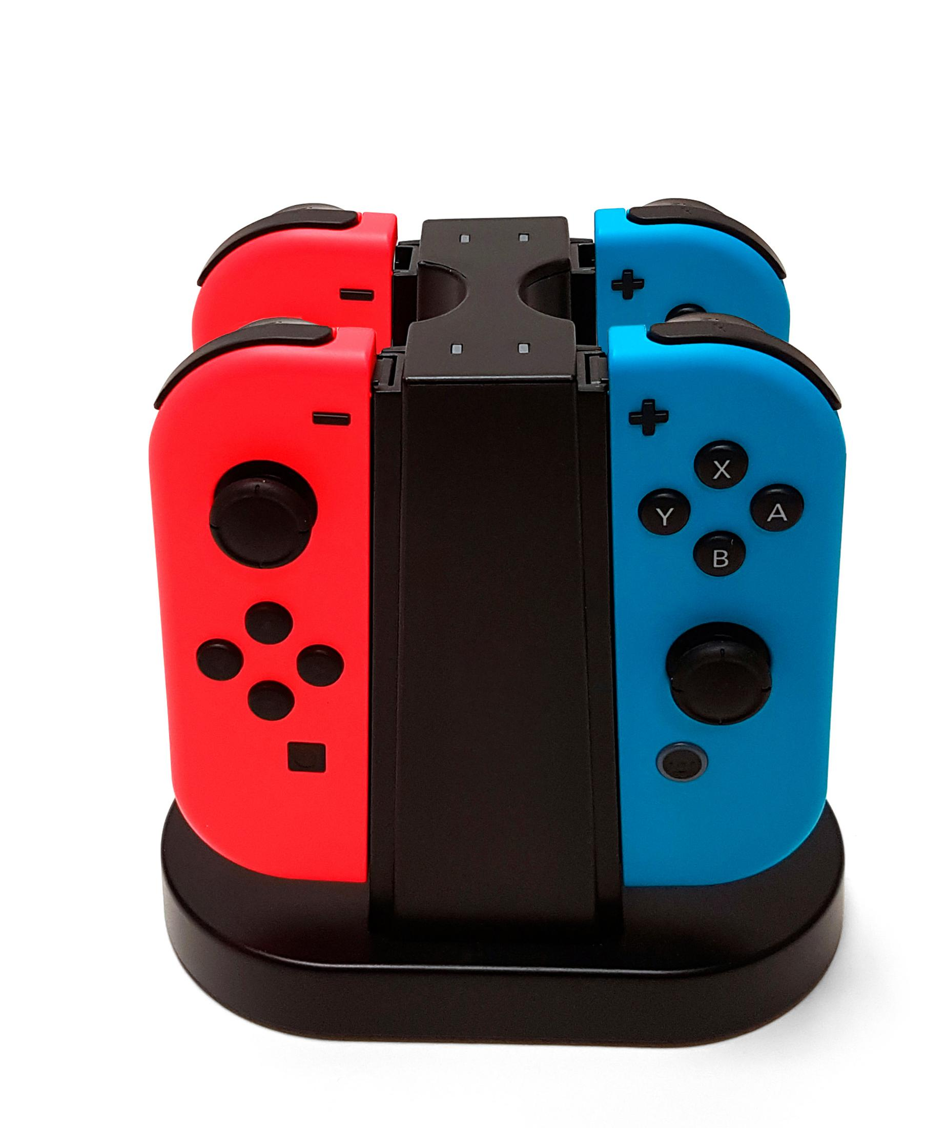 Una base di ricarica con controller di gioco rossi e blu. Pulsanti e joystick sono visibili. Sfondo bianco.