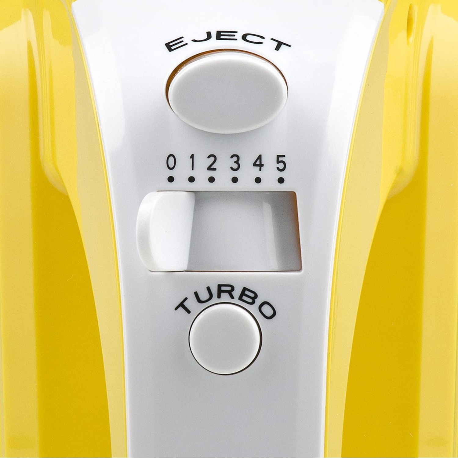Primo piano di un frullatore a mano giallo e bianco. Ha impostazioni di velocità da 0-5, un pulsante di espulsione e un pulsante turbo.