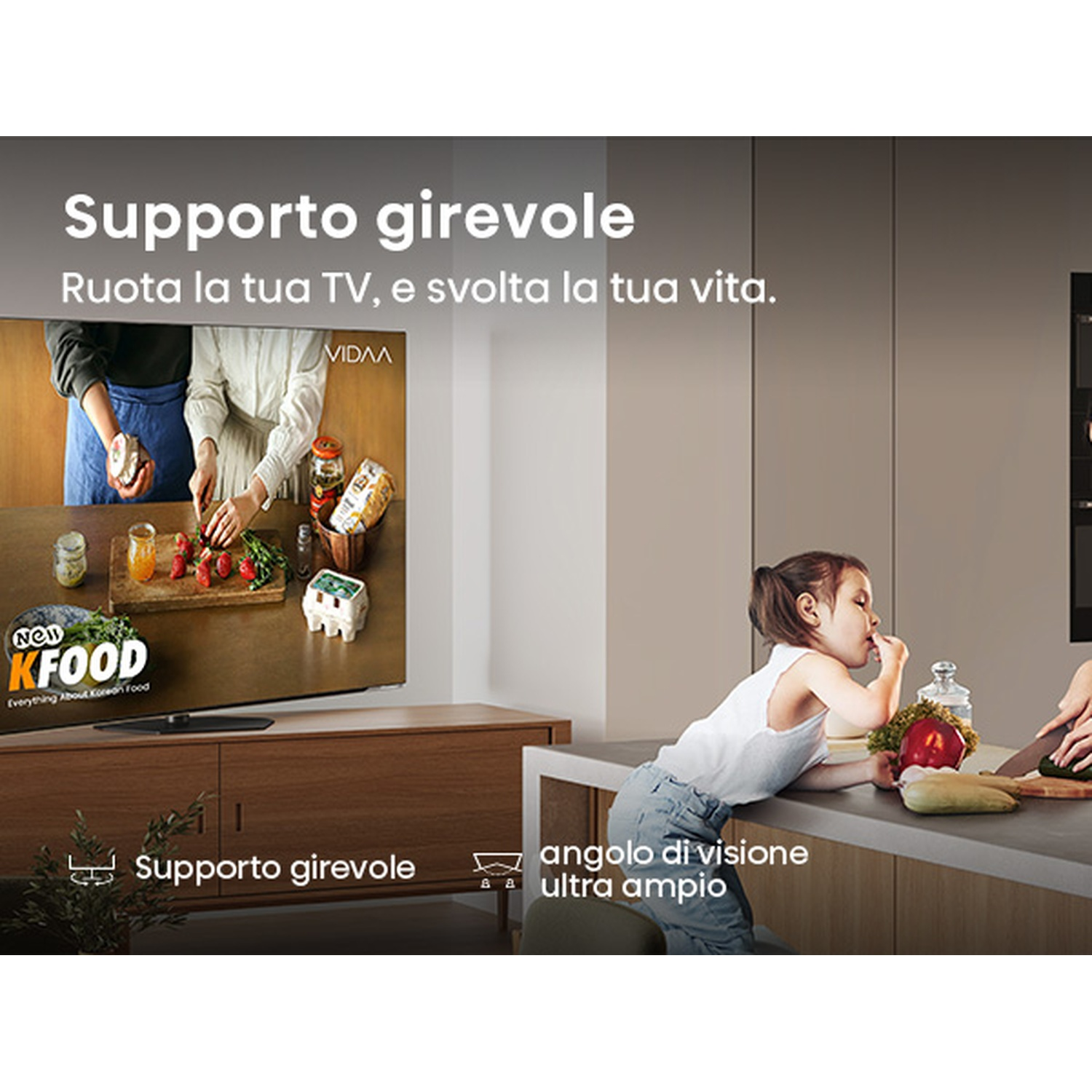 Un televisor muestra una escena de cocina. Un niño come cerca de una encimera con verduras. El texto dice 'Supporto girevole' y 'angolo di visione'.