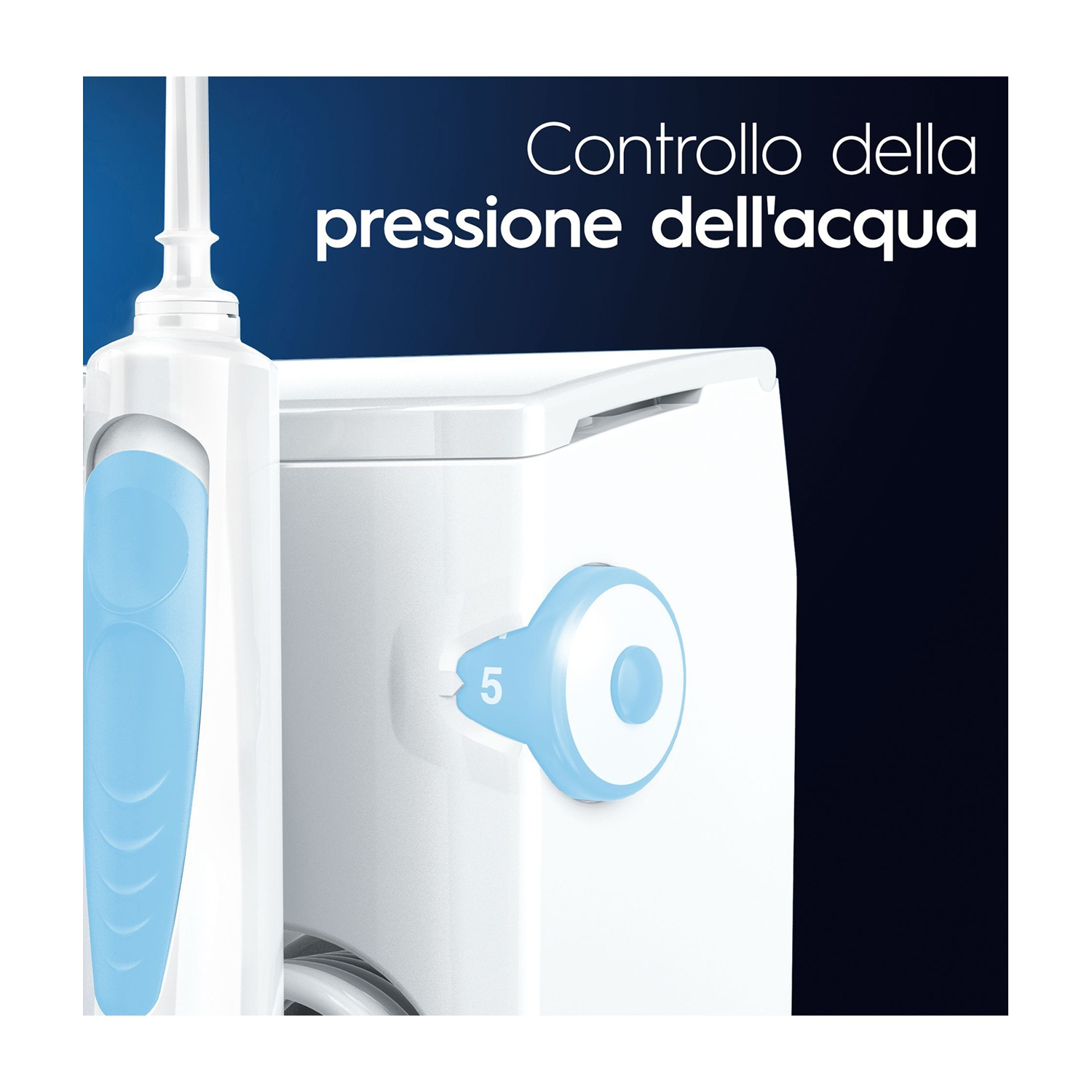 Primer plano de un irrigador dental blanco y azul, un dial en 5 y texto italiano 'Controllo della pressione dell'acqua'.