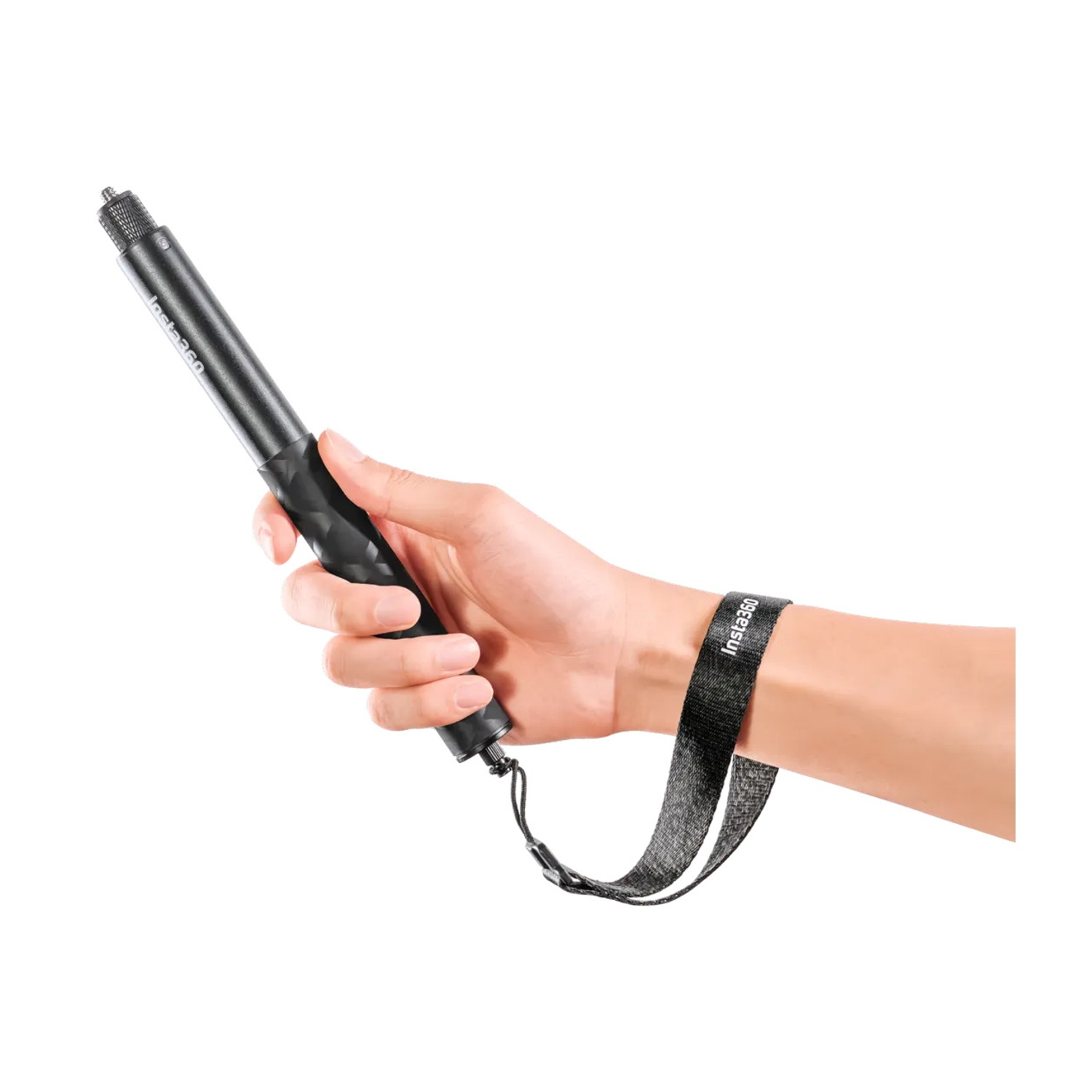 Una mano sostiene un palo selfie negro con una correa de muñeca. El palo tiene el logotipo de Insta360. El fondo es blanco.