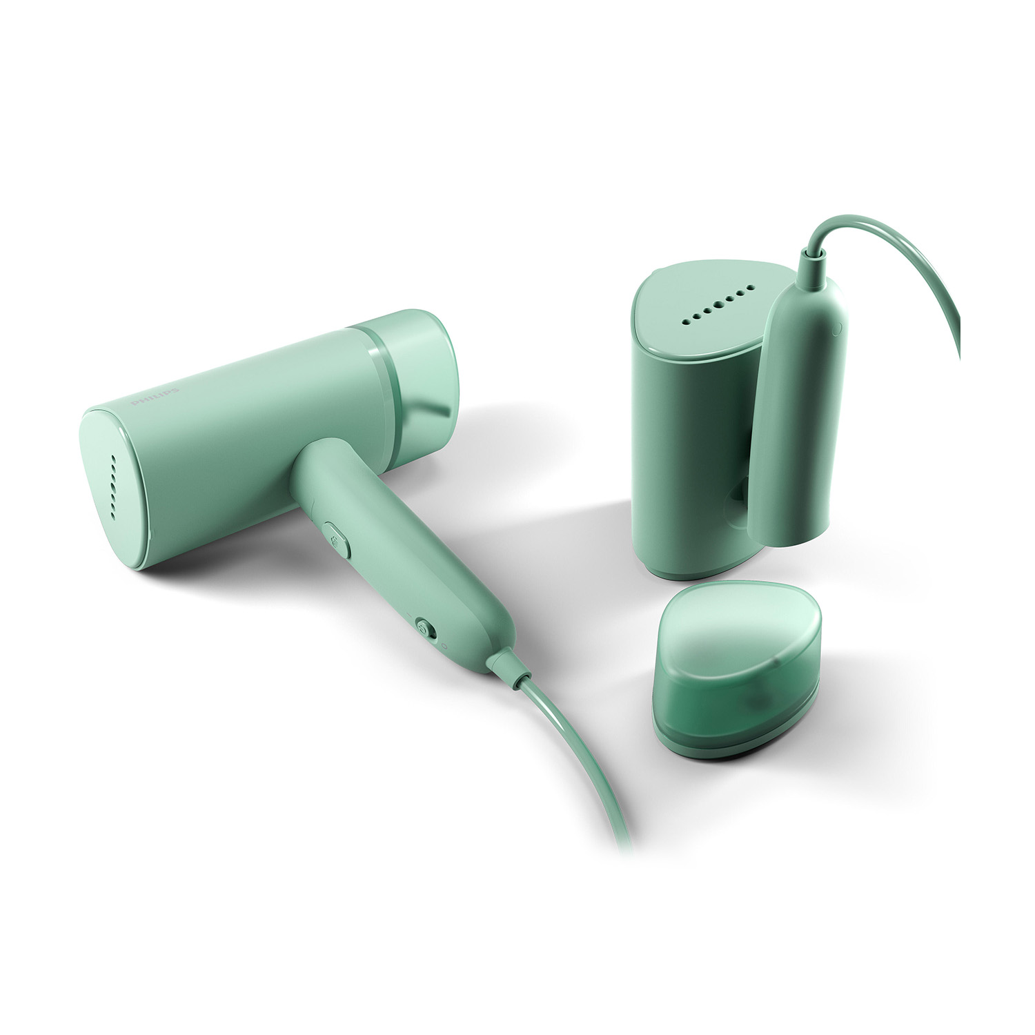 Miętowo-zielony parownik podróżny, żelazko i akcesoria ułożone na białym tle. Obiekty są gotowe do użycia.