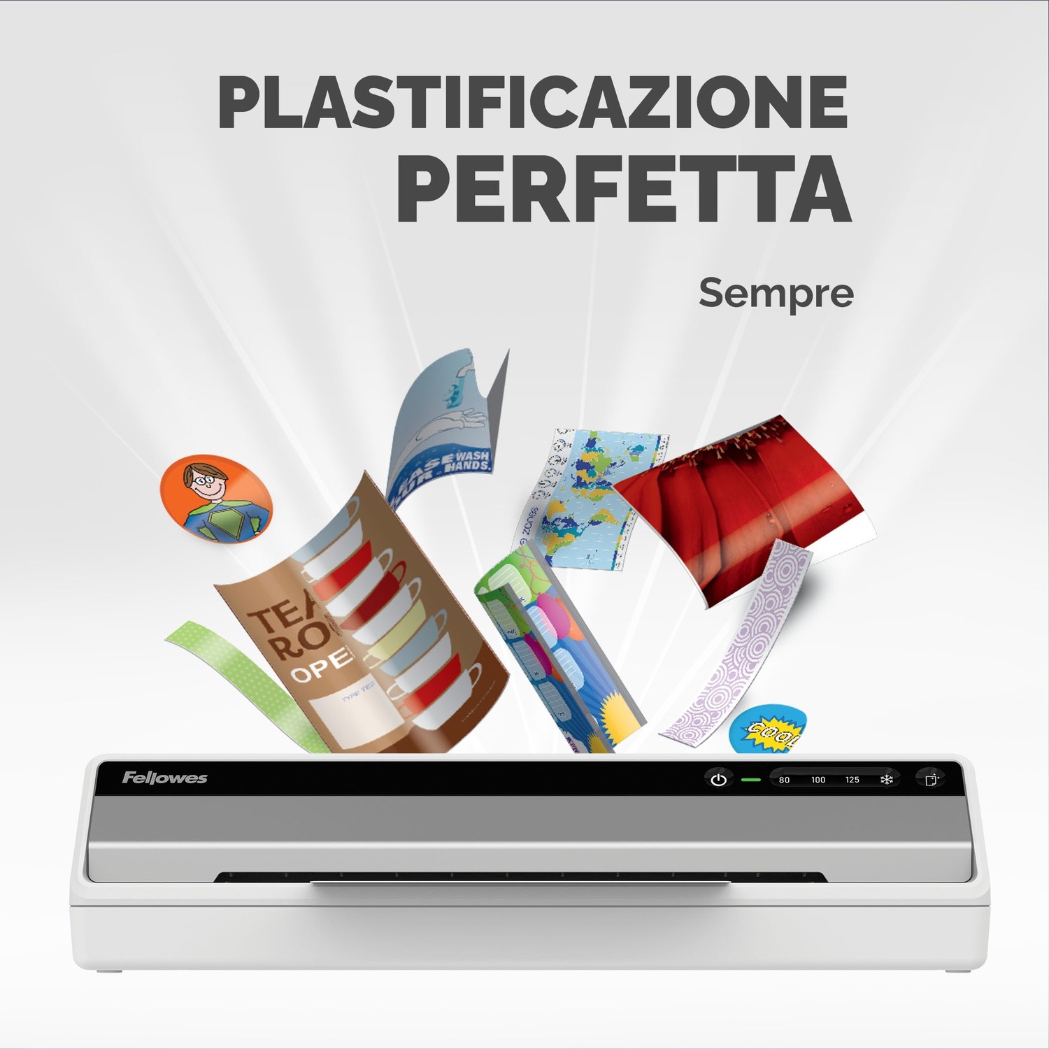 Laminator z papierami i naklejkami nad nim. Tekst brzmi 'PLASTIFICAZIONE PERFETTA Sempre'.