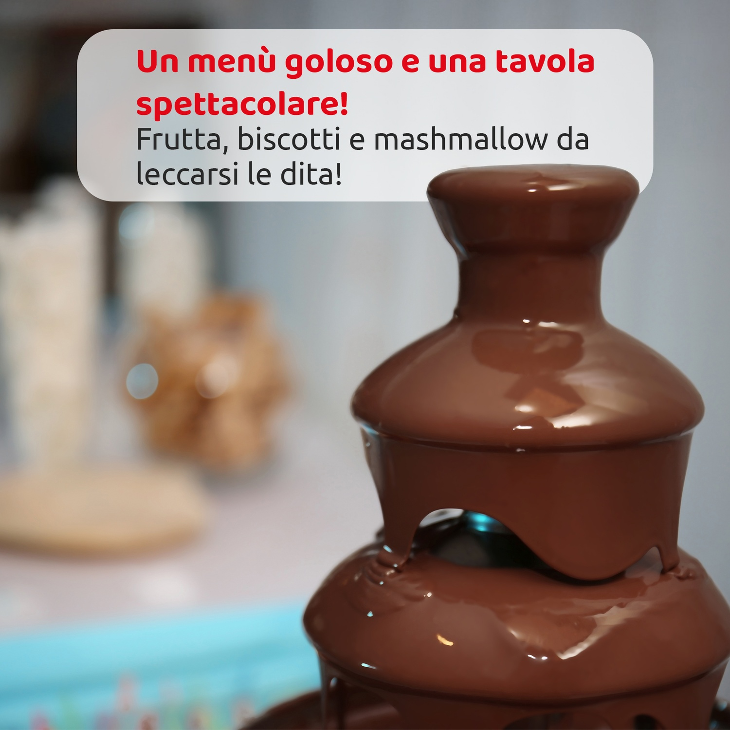 Ein Schokoladenbrunnen mit italienischem Text. Der Text lautet: ein köstliches Menü und ein spektakulärer Tisch! Beinhaltet Obst, Kekse und Marshmallows.