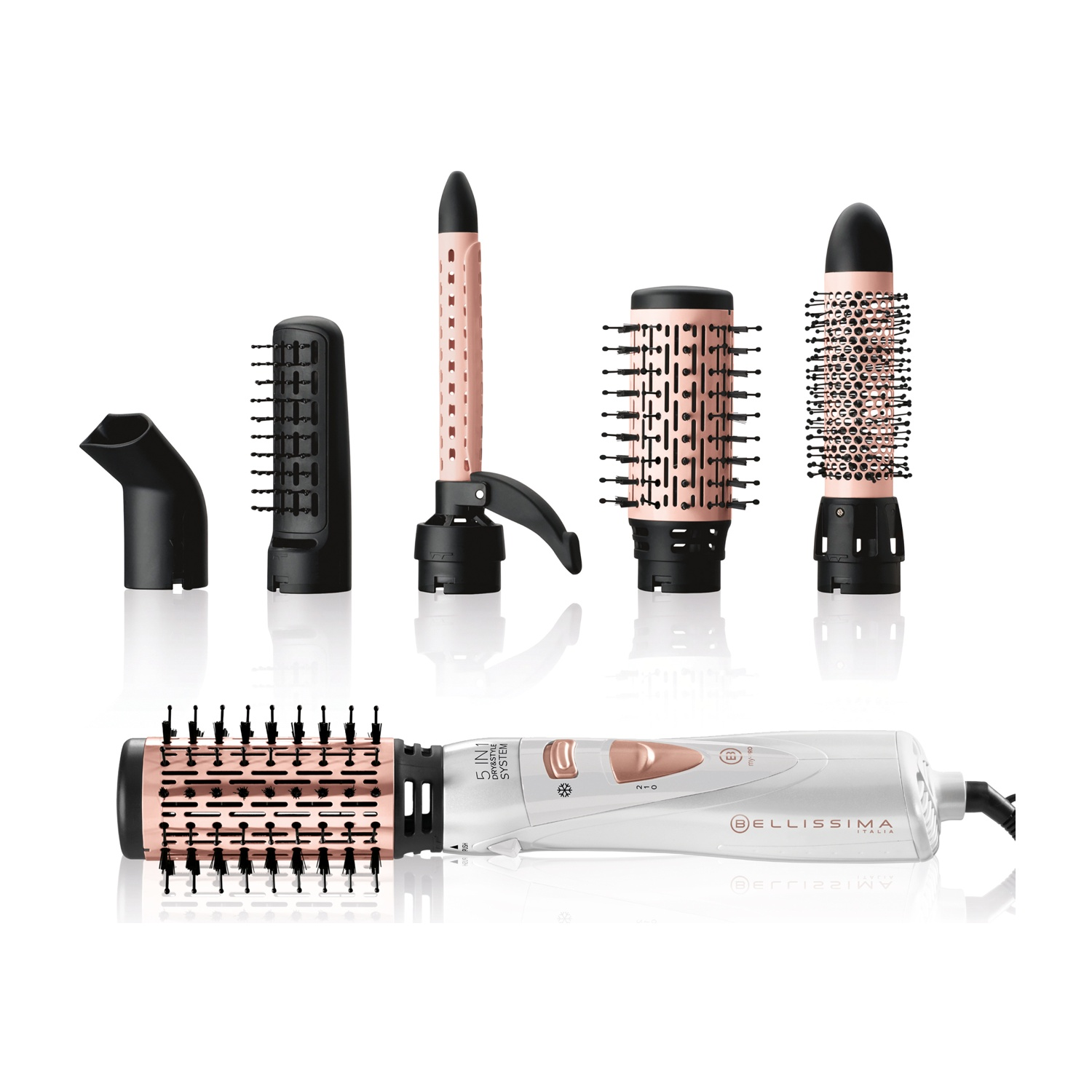 Un set per lo styling dei capelli bianco e oro rosa, che include una base, diversi accessori a spazzola e un ugello, il tutto su sfondo bianco.