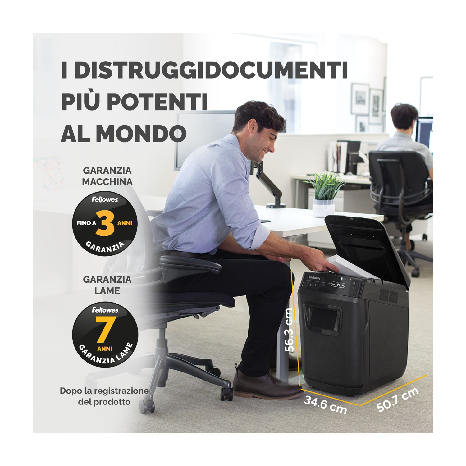 Mężczyzna wkłada papier do czarnej niszczarki. Tekst po lewej promuje gwarancję.