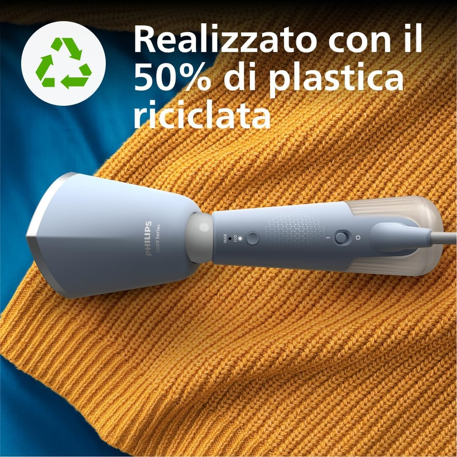 Ein blauer Philips-Dampfer liegt auf einem orangefarbenen Strickstoff, mit dem Text 'Realizzato con il 50% di plastica riciclata'.