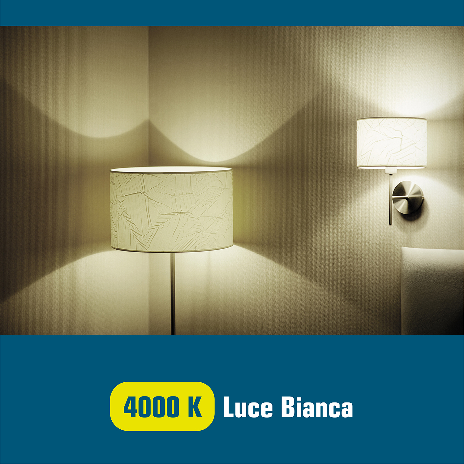 Dwie lampy oświetlają pokój. Jedna to lampa podłogowa, druga jest zamontowana na ścianie. Tekst brzmi: '4000 K Luce Bianca'.