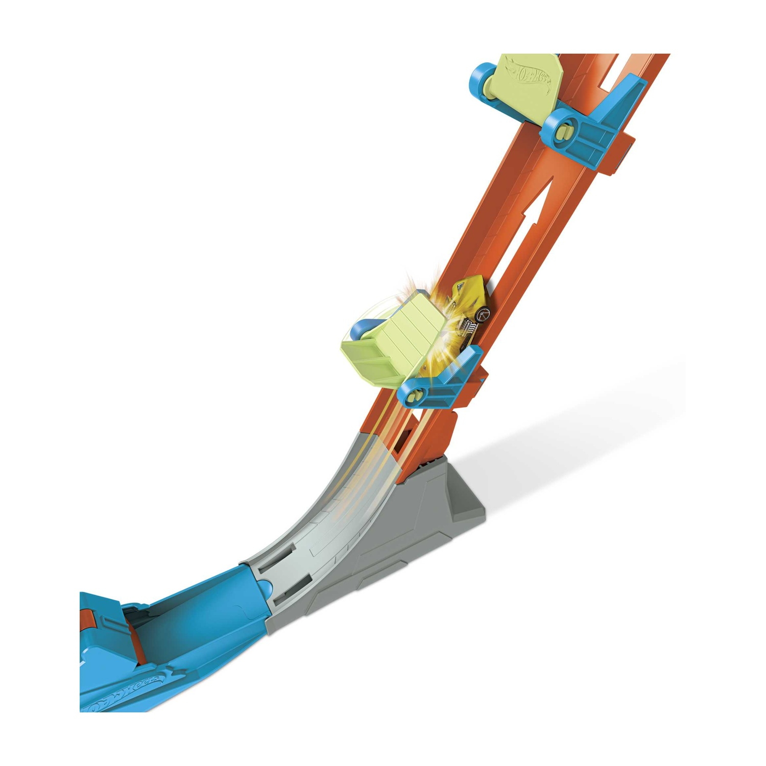 Tor samochodowy dla zabawek. Żółty samochód startuje z zielonej wyrzutni po pomarańczowym torze. Tor jest na białym tle.