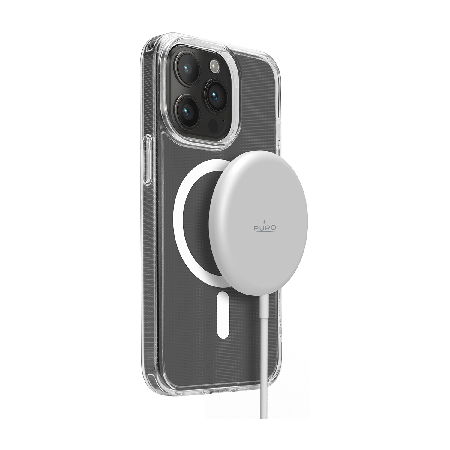 Un iPhone con custodia trasparente e caricabatterie bianco collegato. Il telefono ha tre fotocamere. Il caricabatterie ha la scritta PURO.