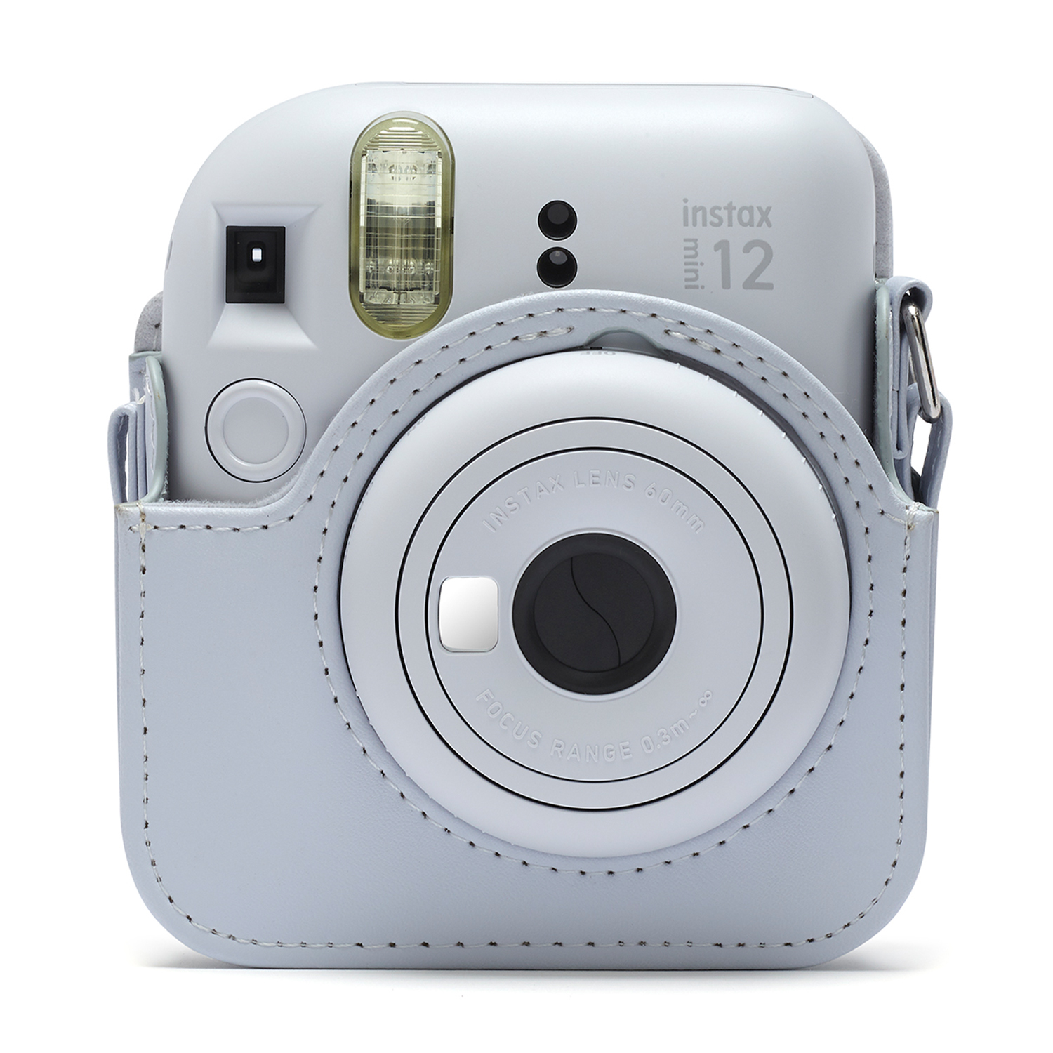 Een lichtblauwe Instax Mini 12 camera met bijpassende hoes. De camera heeft een lens, flitser en knoppen. De hoes heeft een riem.