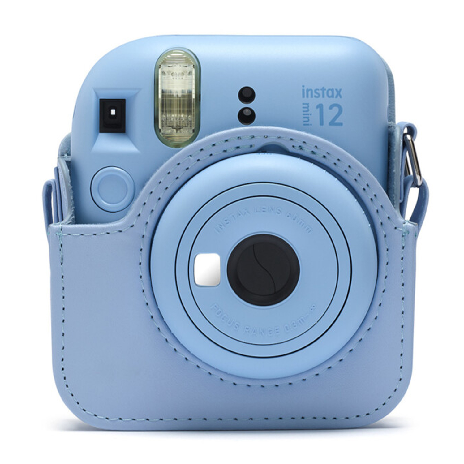 Een lichtblauwe Instax Mini 12 camera met bijpassende hoes. De camera heeft een lens, flitser en knoppen. Hij staat op een witte achtergrond.