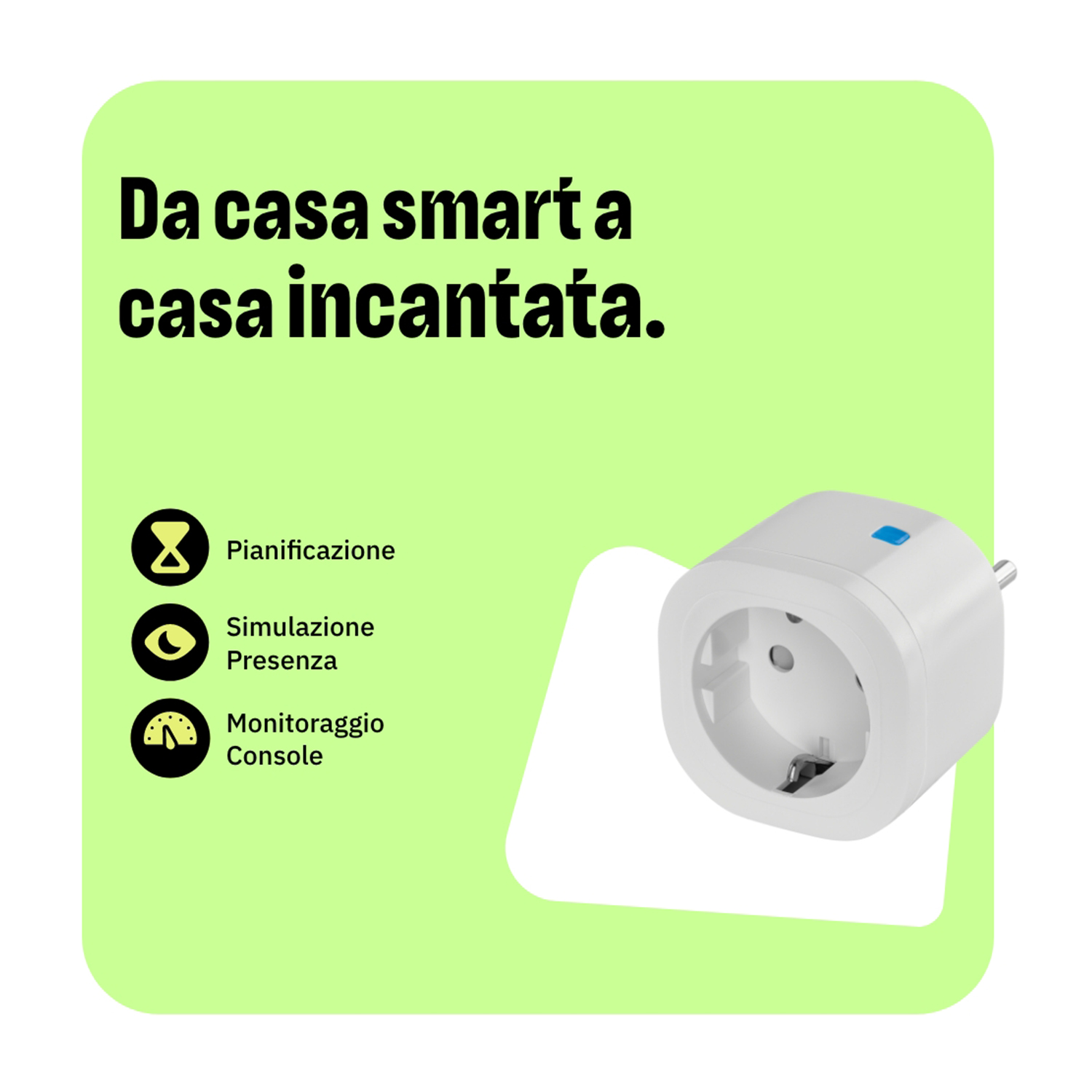 Una presa intelligente bianca con luce blu. Testo in italiano e icone per pianificazione, simulazione presenza e monitoraggio console.